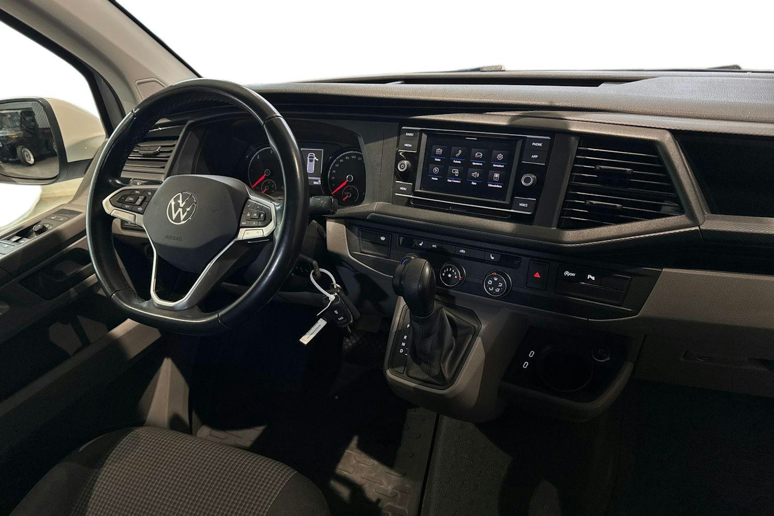valkoinen Volkswagen Transporter 2022 kuva 9.