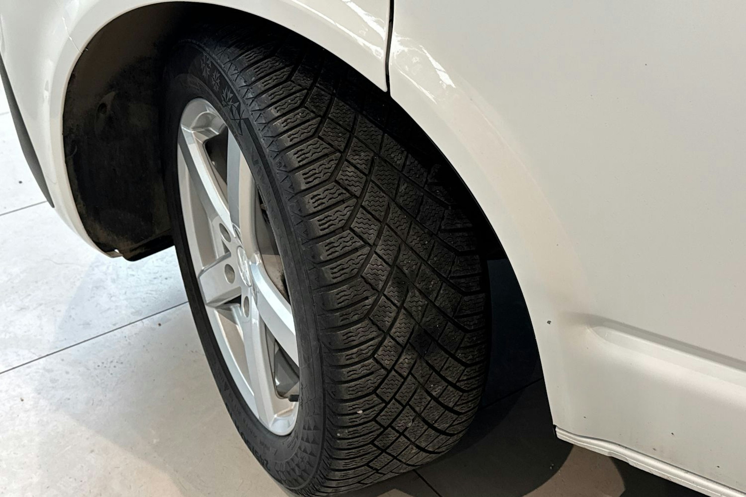 valkoinen Volkswagen Transporter 2022 kuva 12.