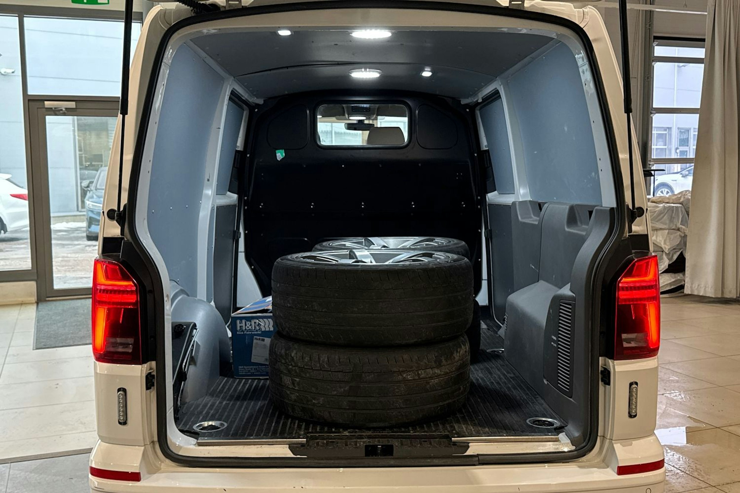 valkoinen Volkswagen Transporter 2022 kuva 16.