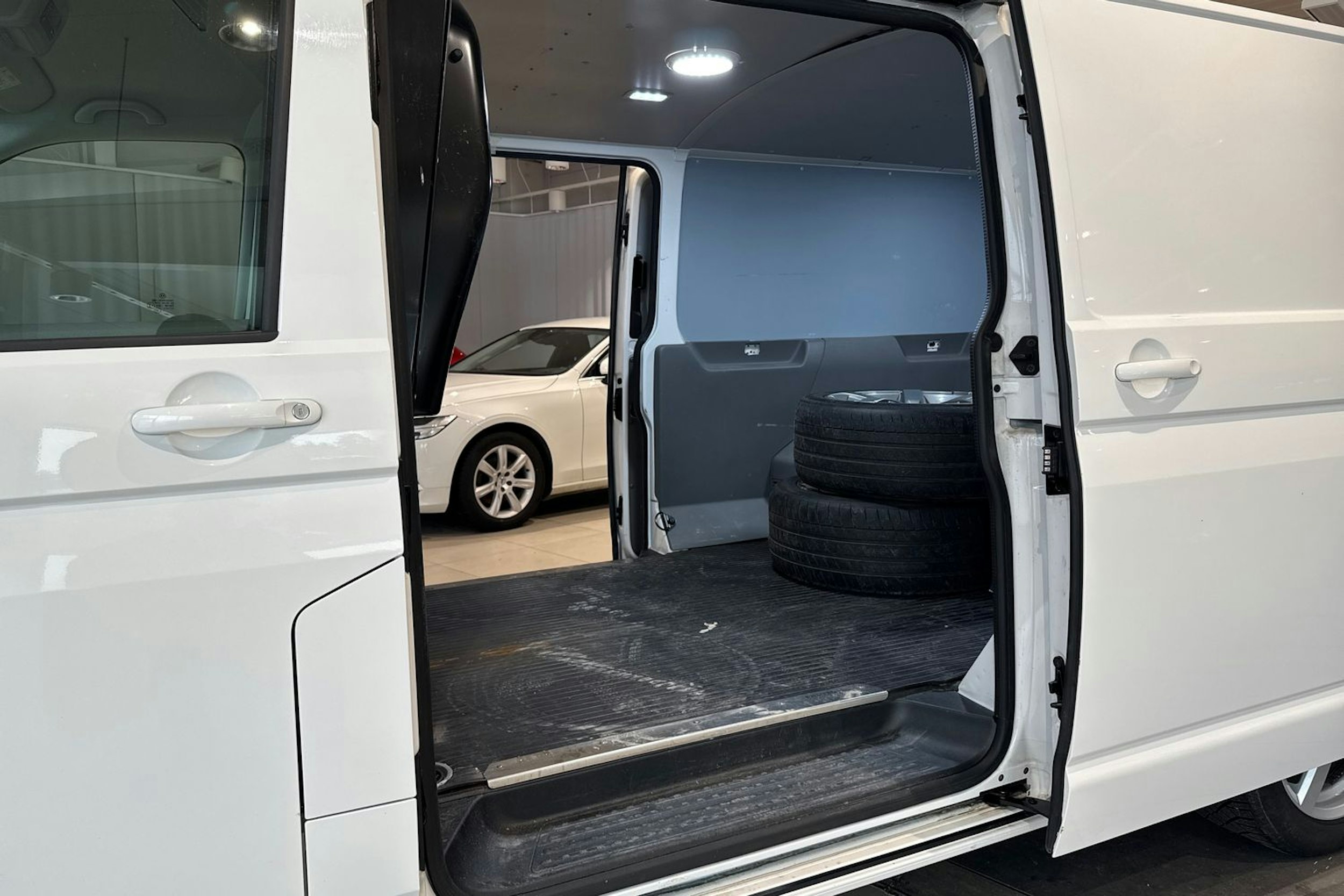 valkoinen Volkswagen Transporter 2022 kuva 17.