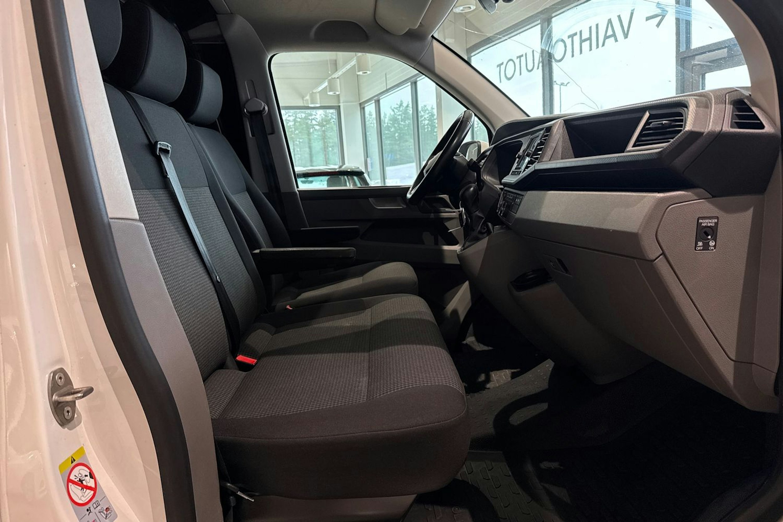 valkoinen Volkswagen Transporter 2022 kuva 18.