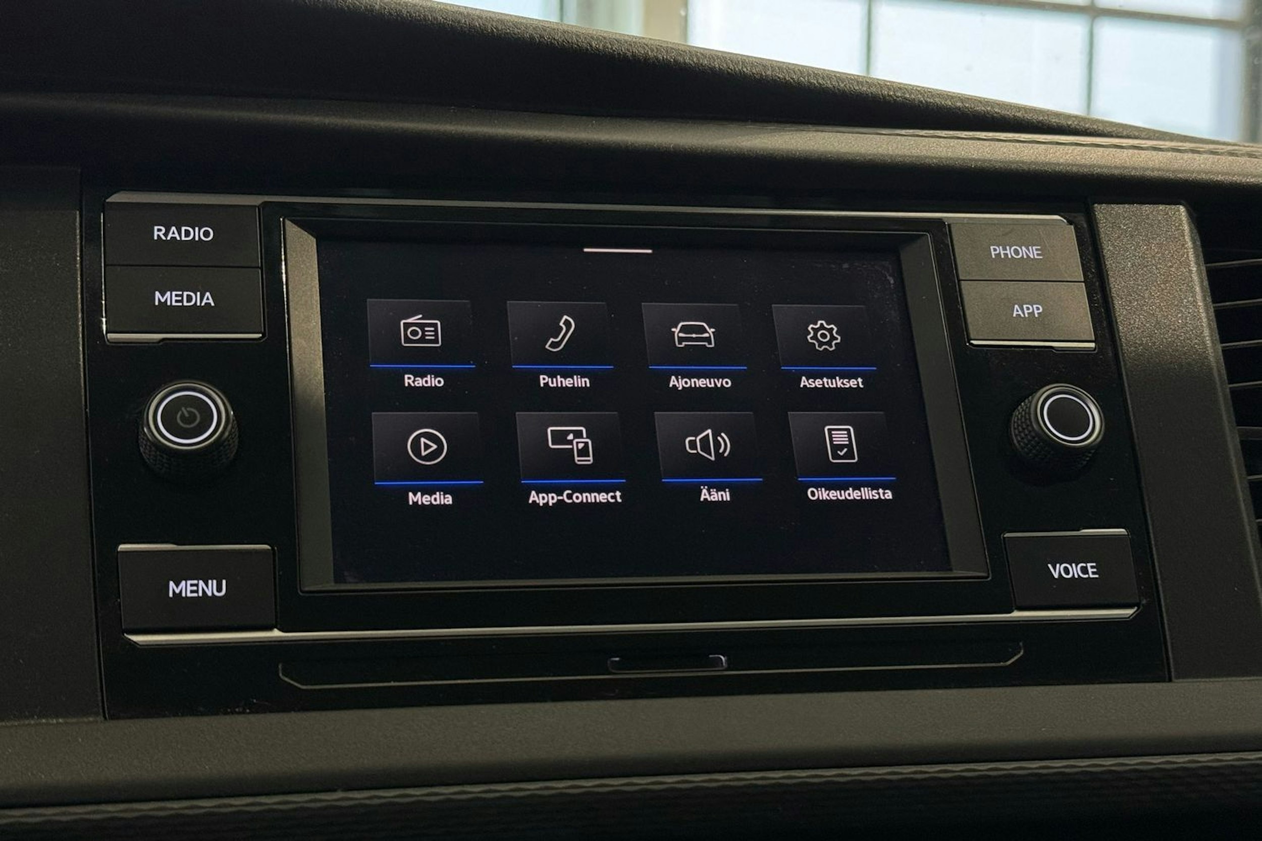 valkoinen Volkswagen Transporter 2022 kuva 21.