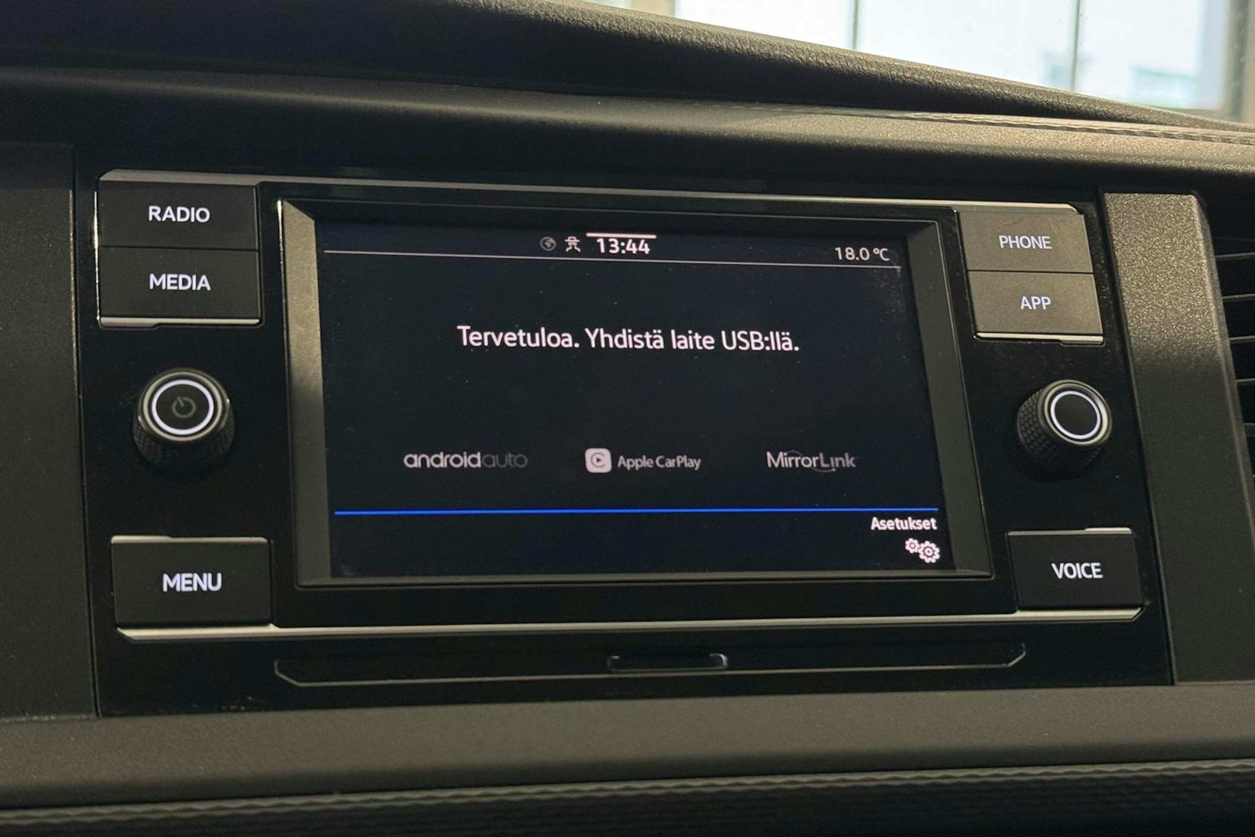 valkoinen Volkswagen Transporter 2022 kuva 23.