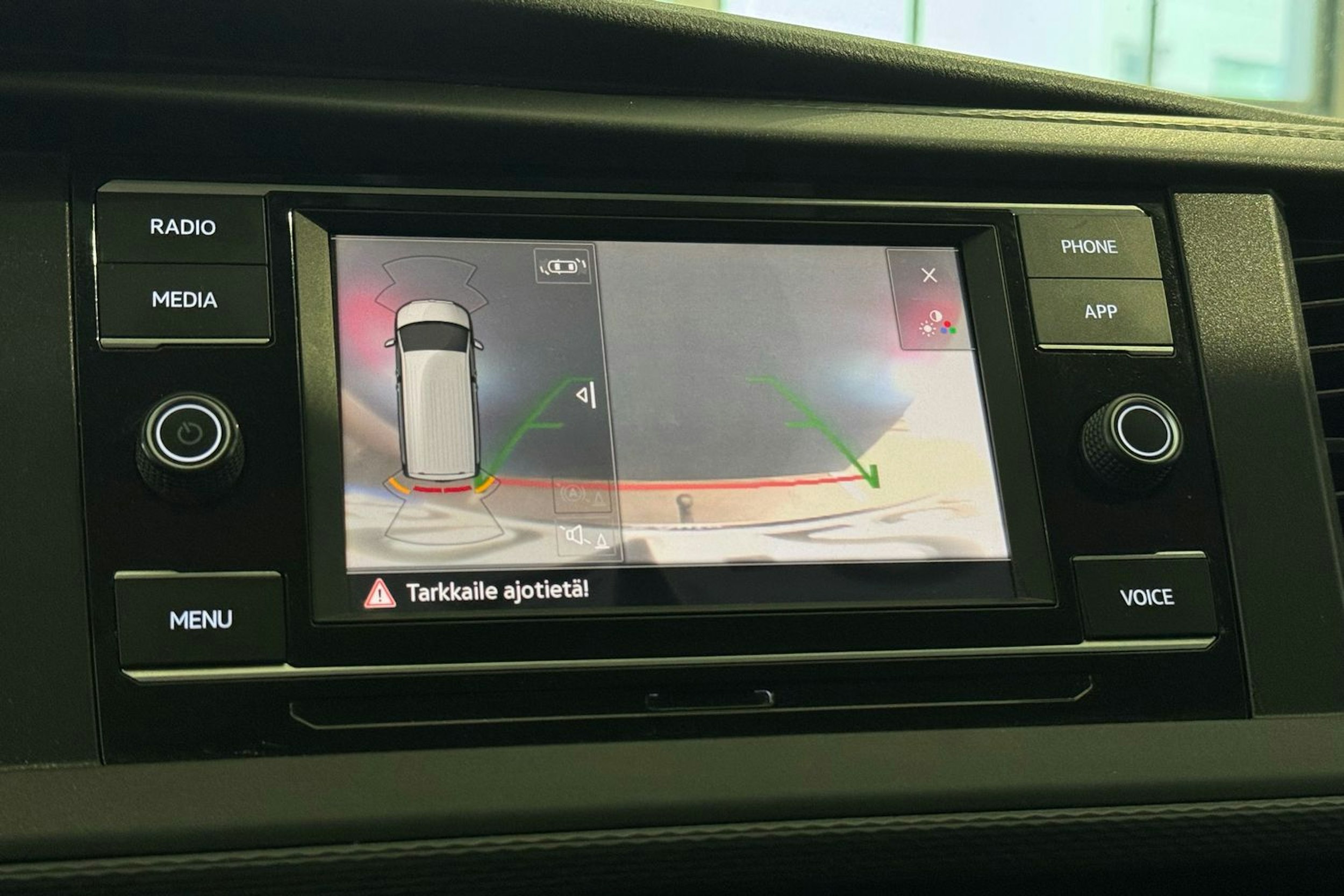 valkoinen Volkswagen Transporter 2022 kuva 24.