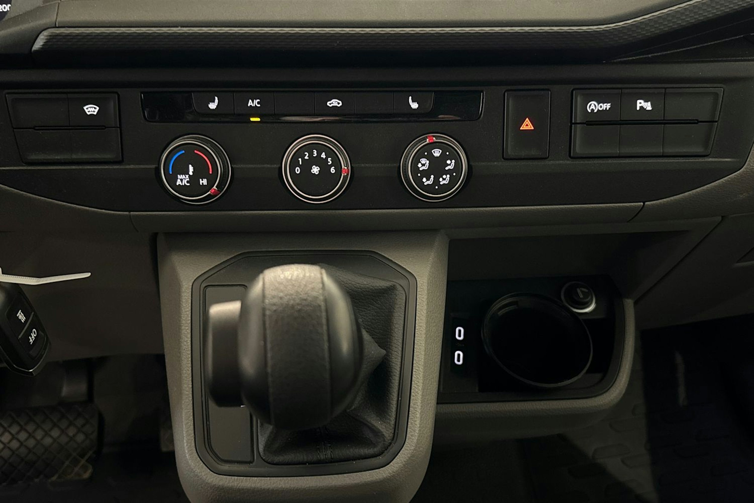 valkoinen Volkswagen Transporter 2022 kuva 25.