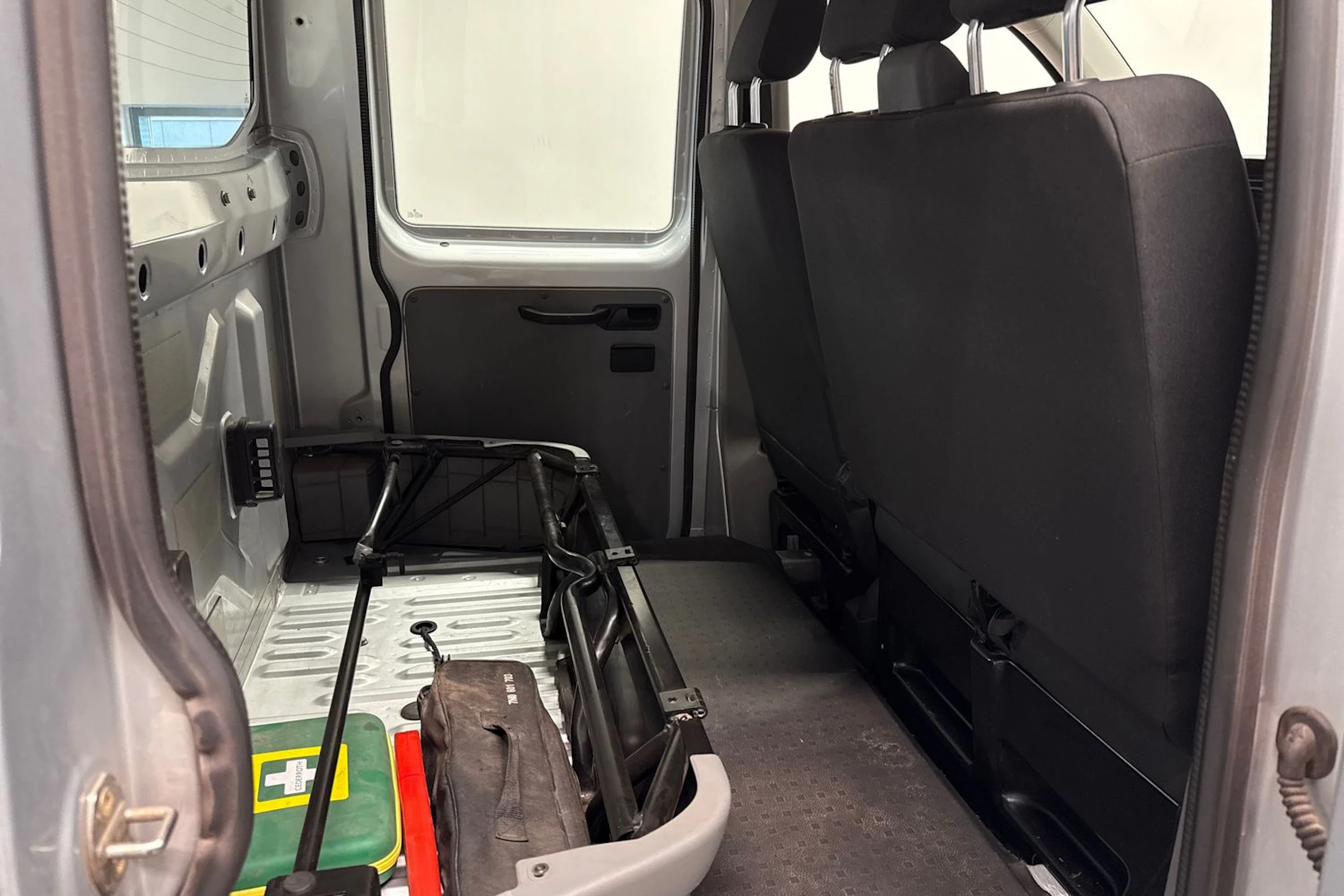 Harmaa Volkswagen Transporter 2022 kuva 13.