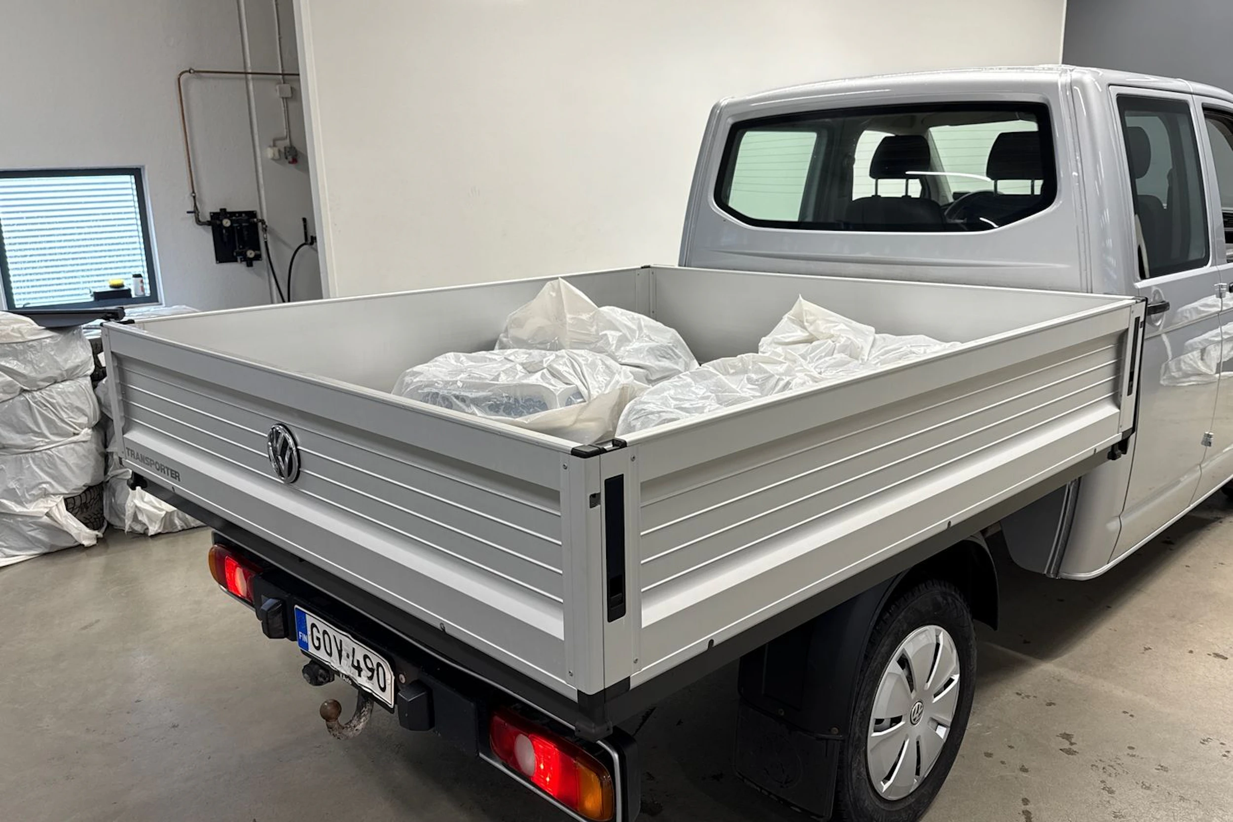 Harmaa Volkswagen Transporter 2022 kuva 15.