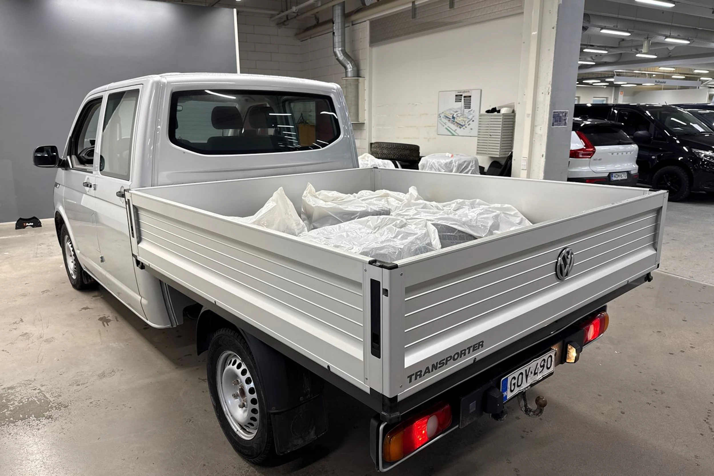 Harmaa Volkswagen Transporter 2022 kuva 16.