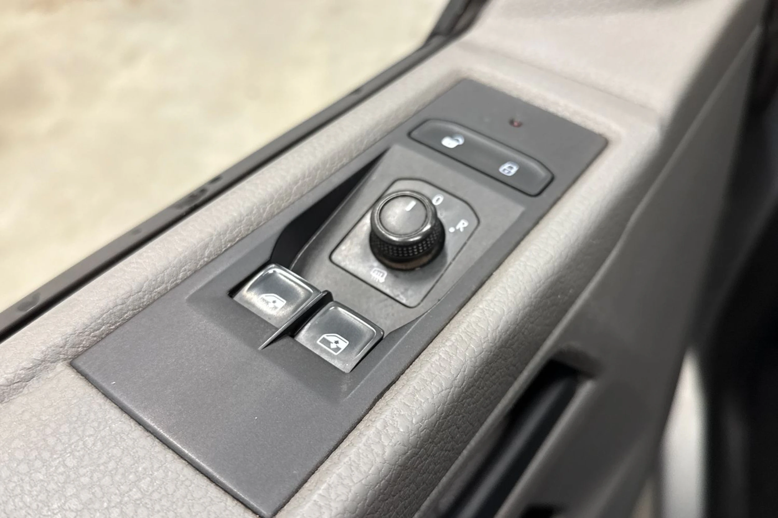 Harmaa Volkswagen Transporter 2022 kuva 17.