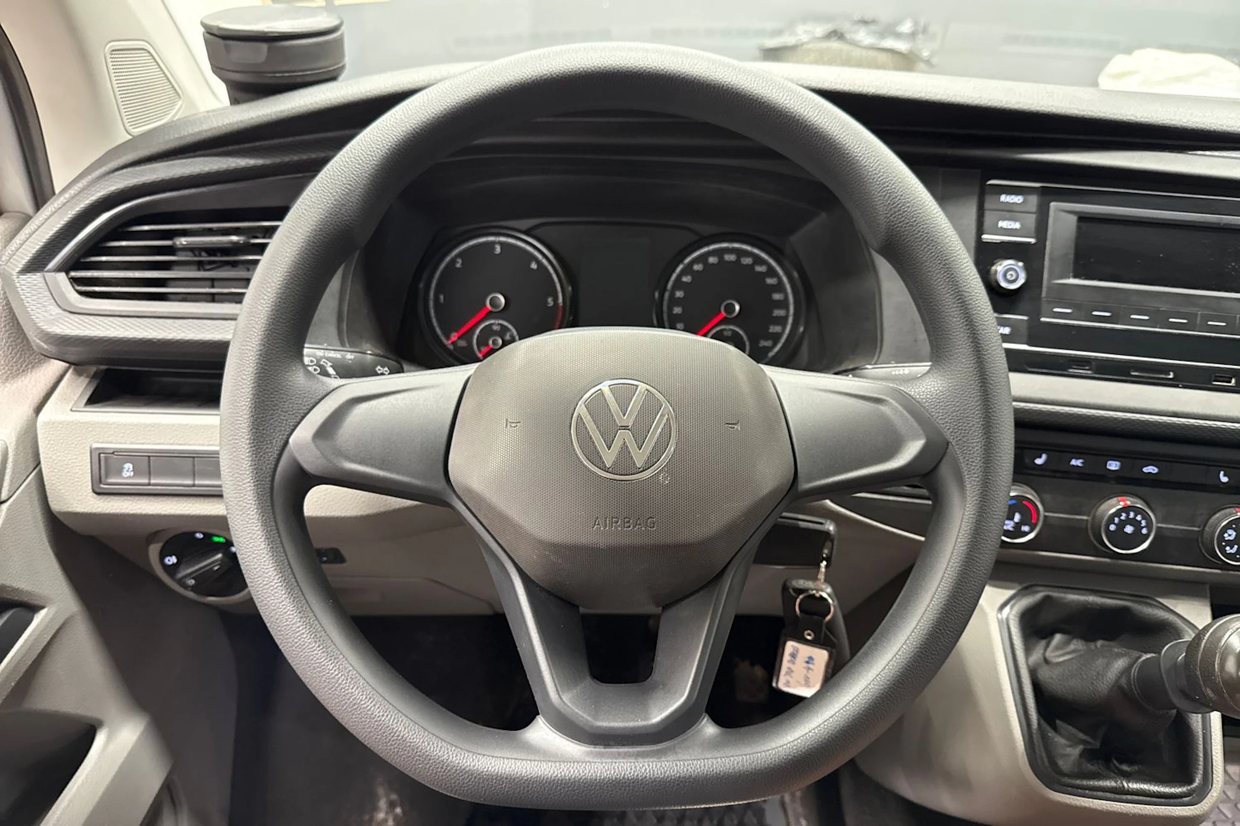 Harmaa Volkswagen Transporter 2022 kuva 19.