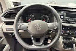 Harmaa Volkswagen Transporter 2022 kuva 19.