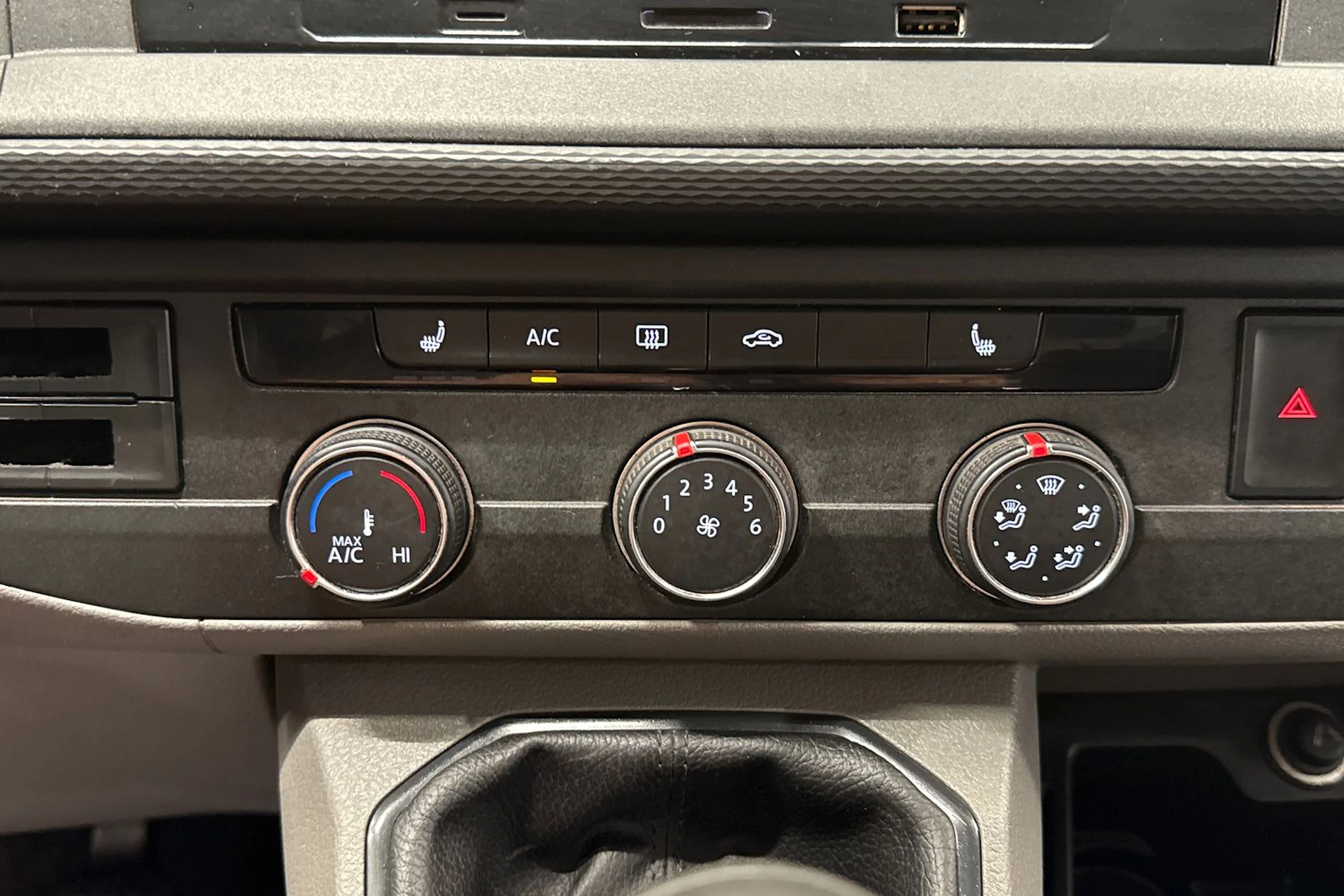 Harmaa Volkswagen Transporter 2022 kuva 23.