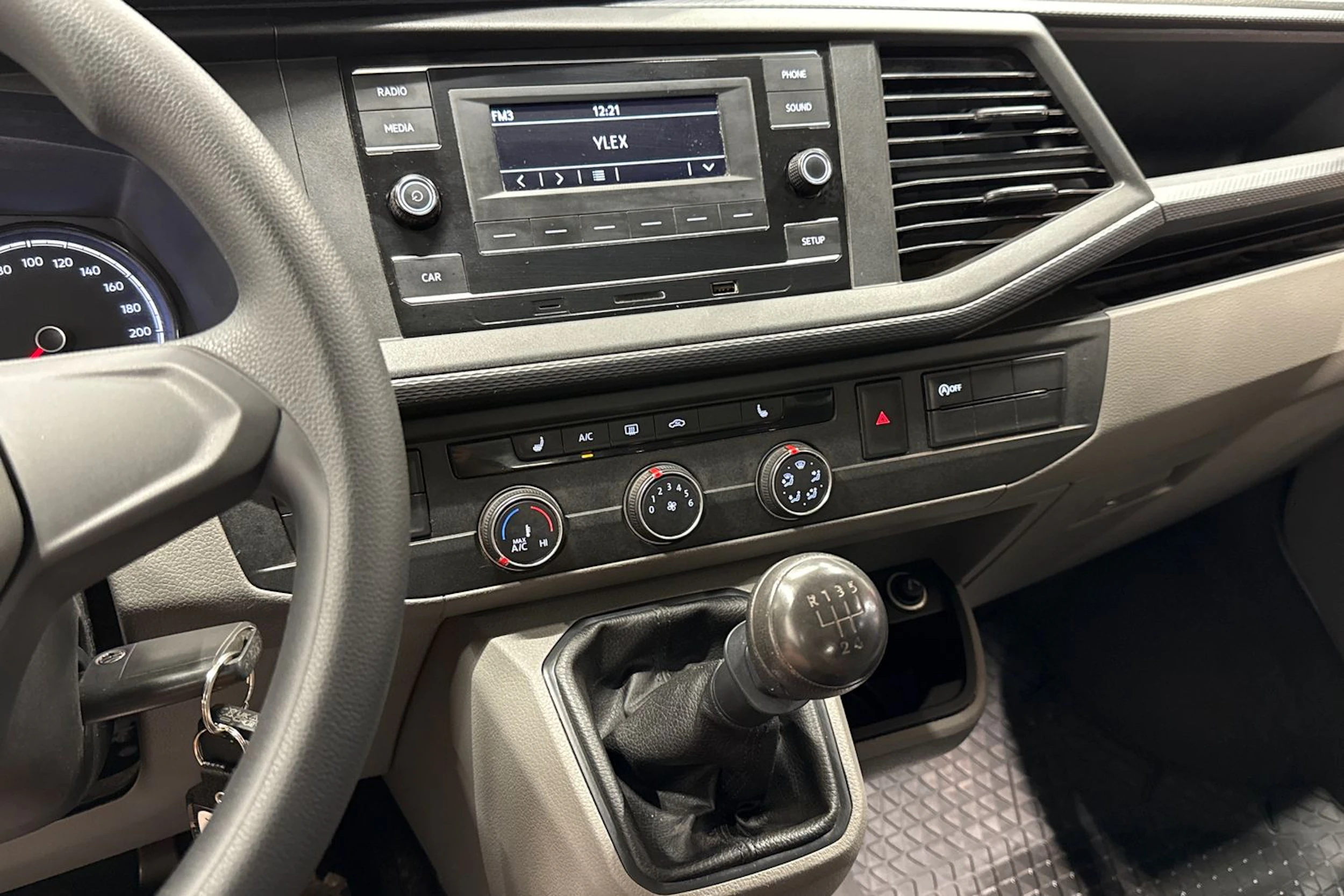 Harmaa Volkswagen Transporter 2022 kuva 24.