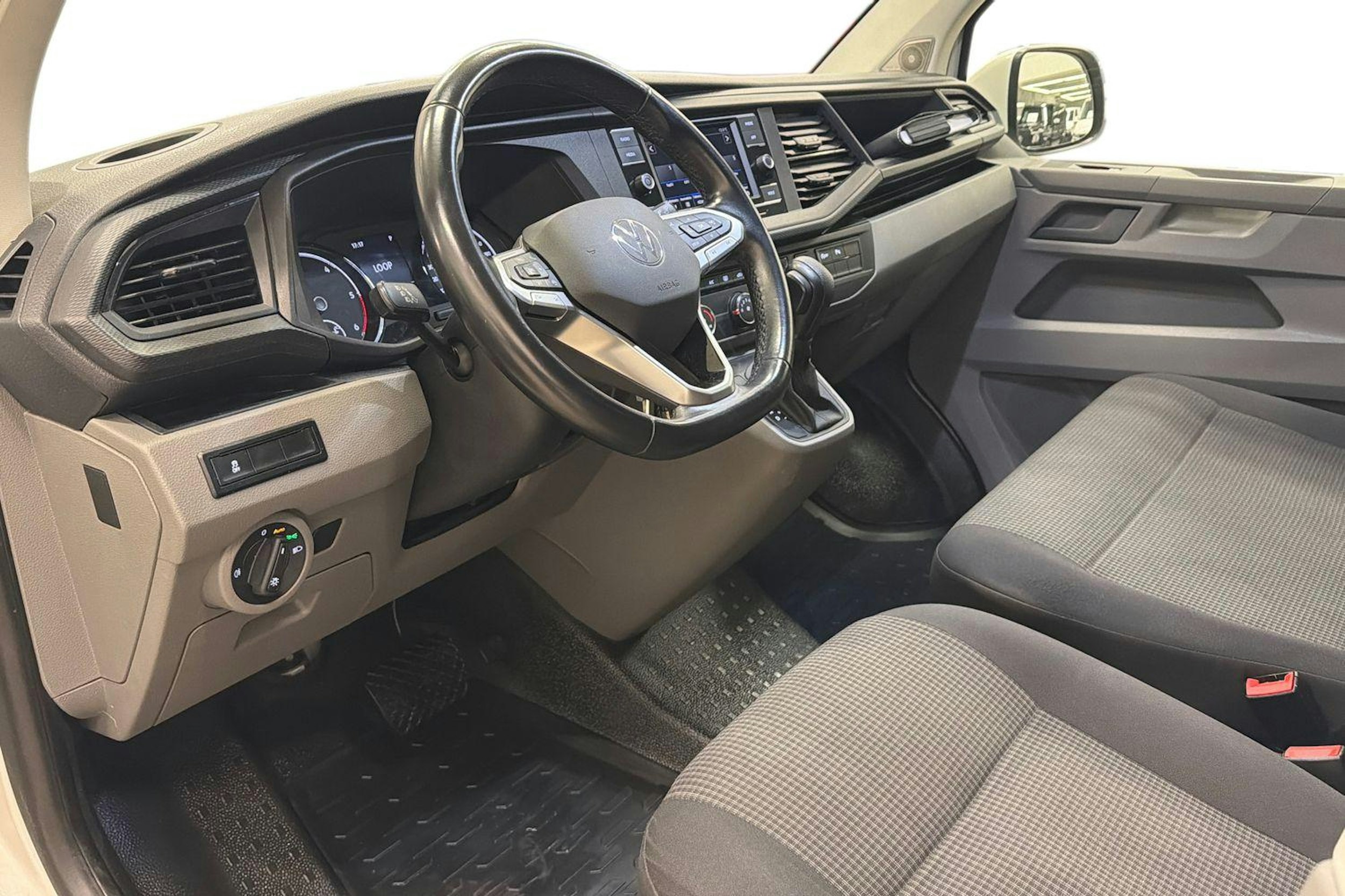 valkoinen Volkswagen Transporter 2022 kuva 6.