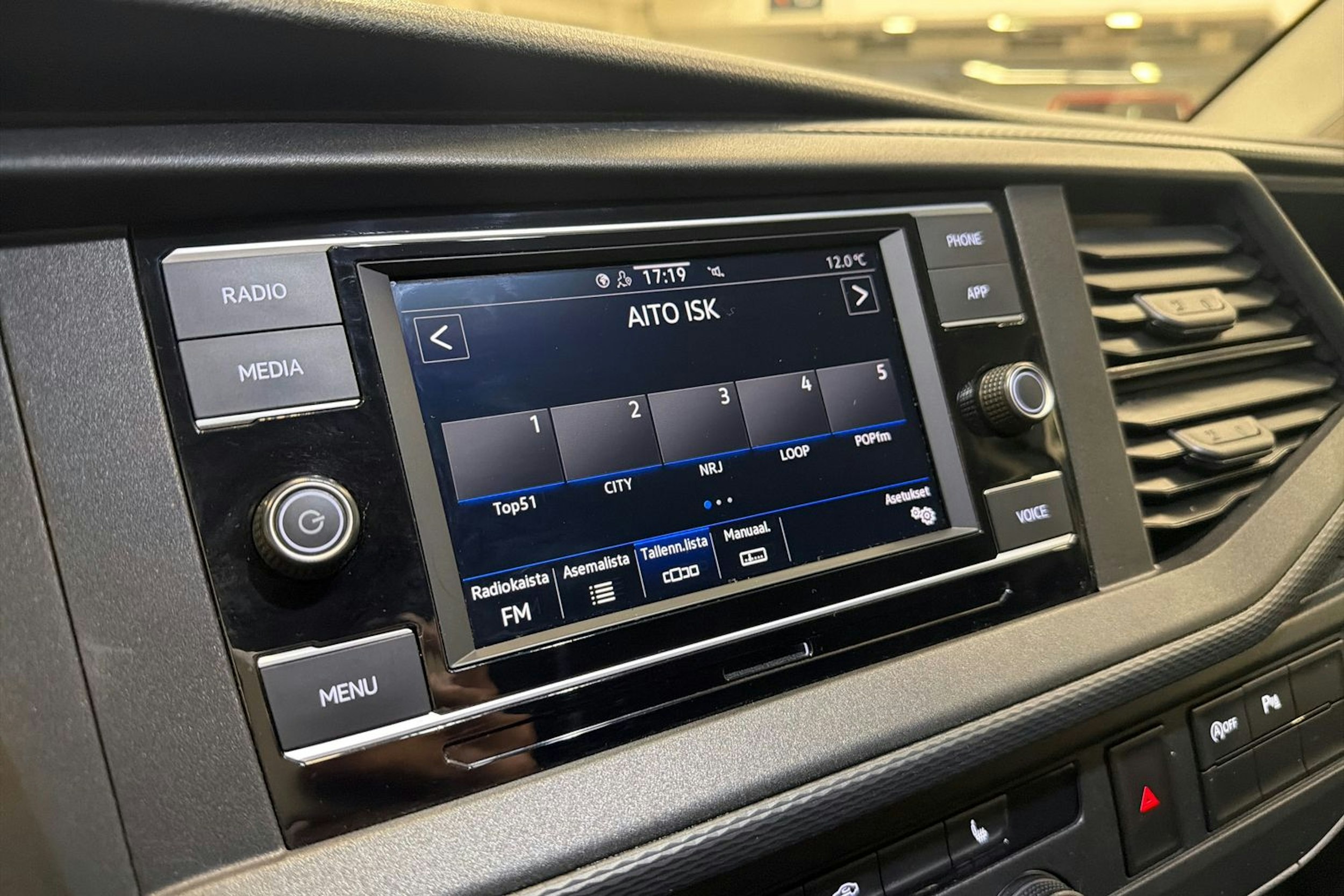 valkoinen Volkswagen Transporter 2022 kuva 10.