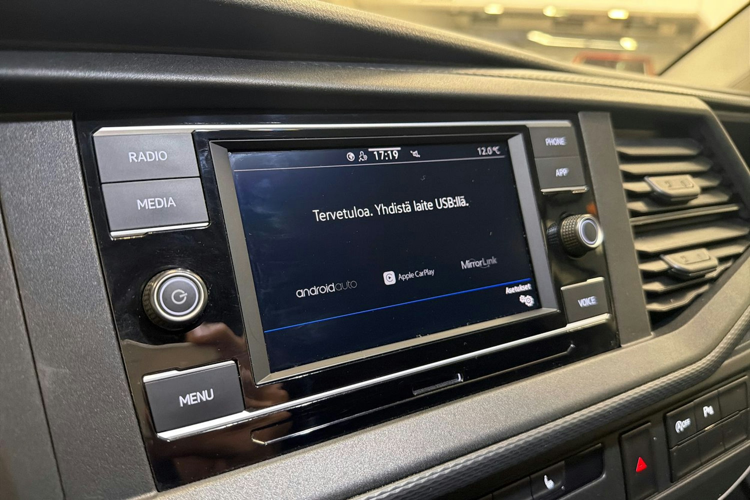 valkoinen Volkswagen Transporter 2022 kuva 11.