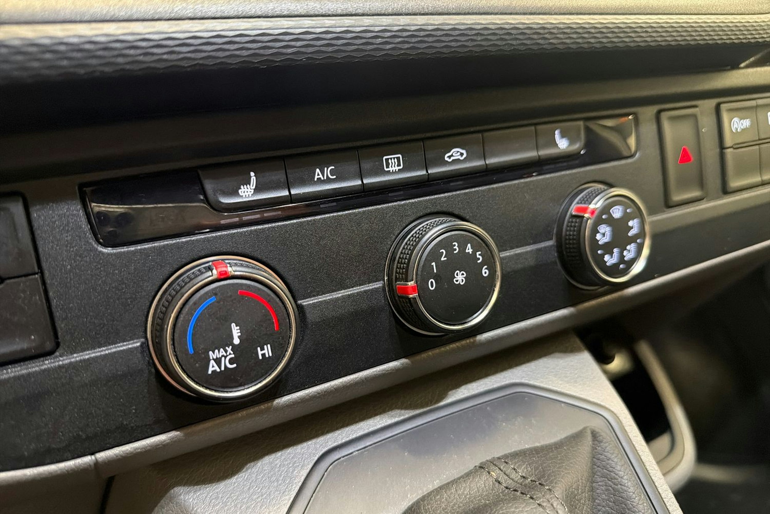 valkoinen Volkswagen Transporter 2022 kuva 13.