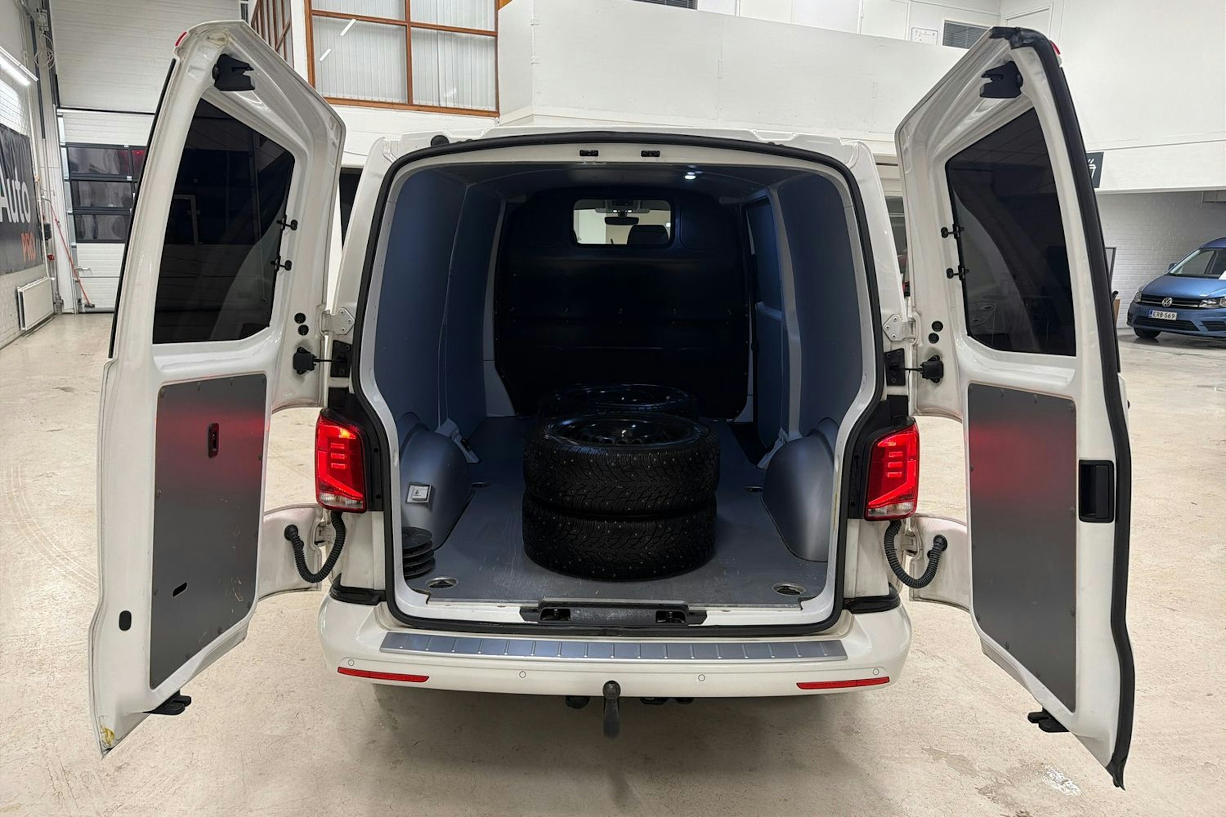valkoinen Volkswagen Transporter 2022 kuva 16.