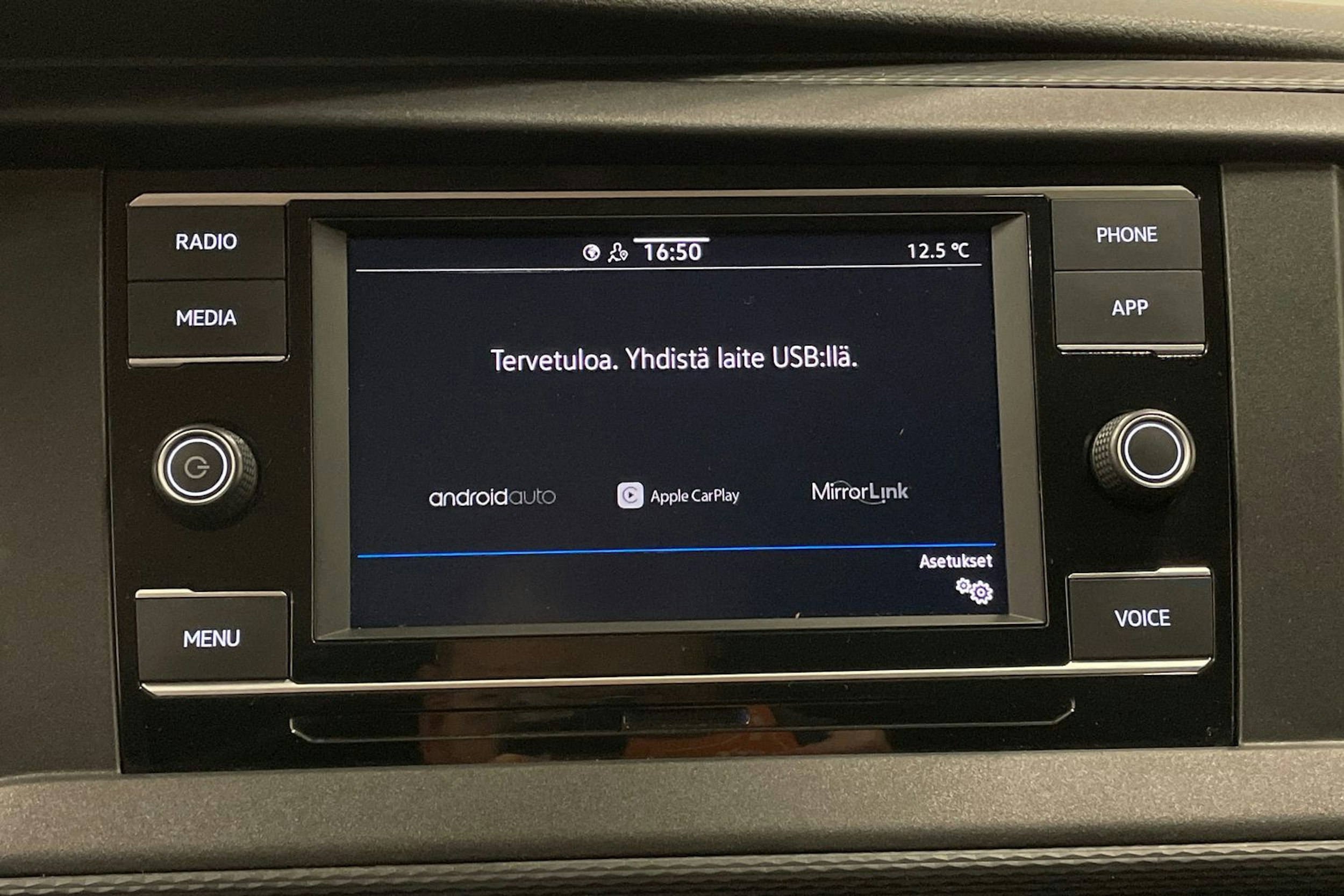 valkoinen Volkswagen Transporter 2022 kuva 24.