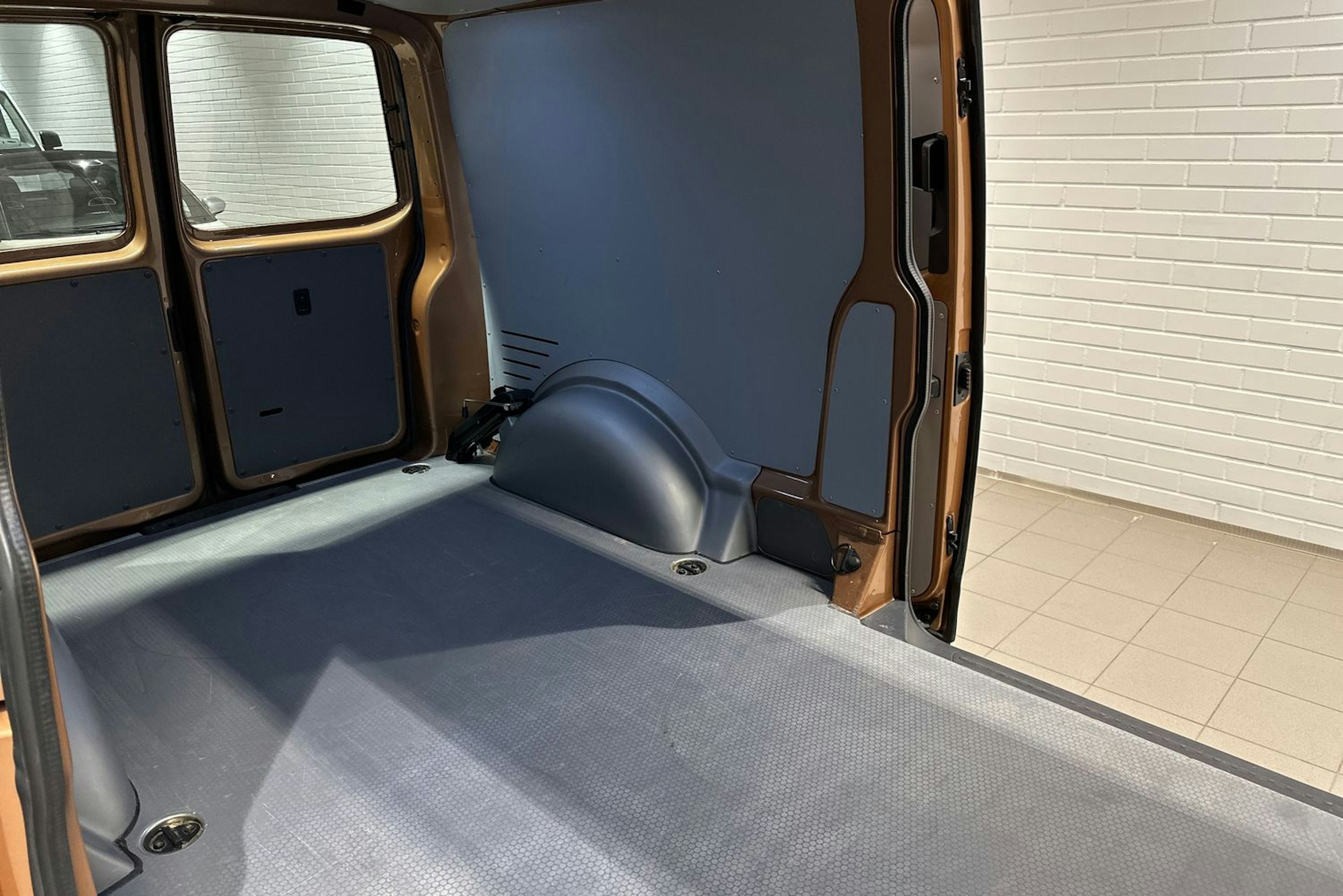 Ruskea (beige) Volkswagen TRANSPORTER 2022 kuva 22.