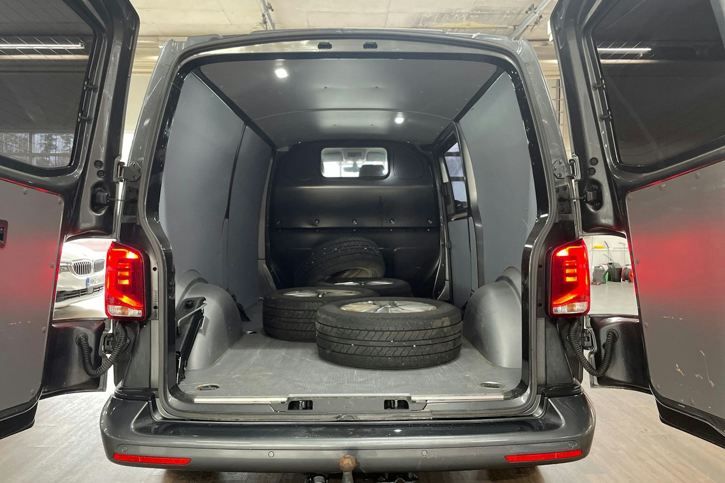 Harmaa Volkswagen TRANSPORTER 2022 kuva 15.