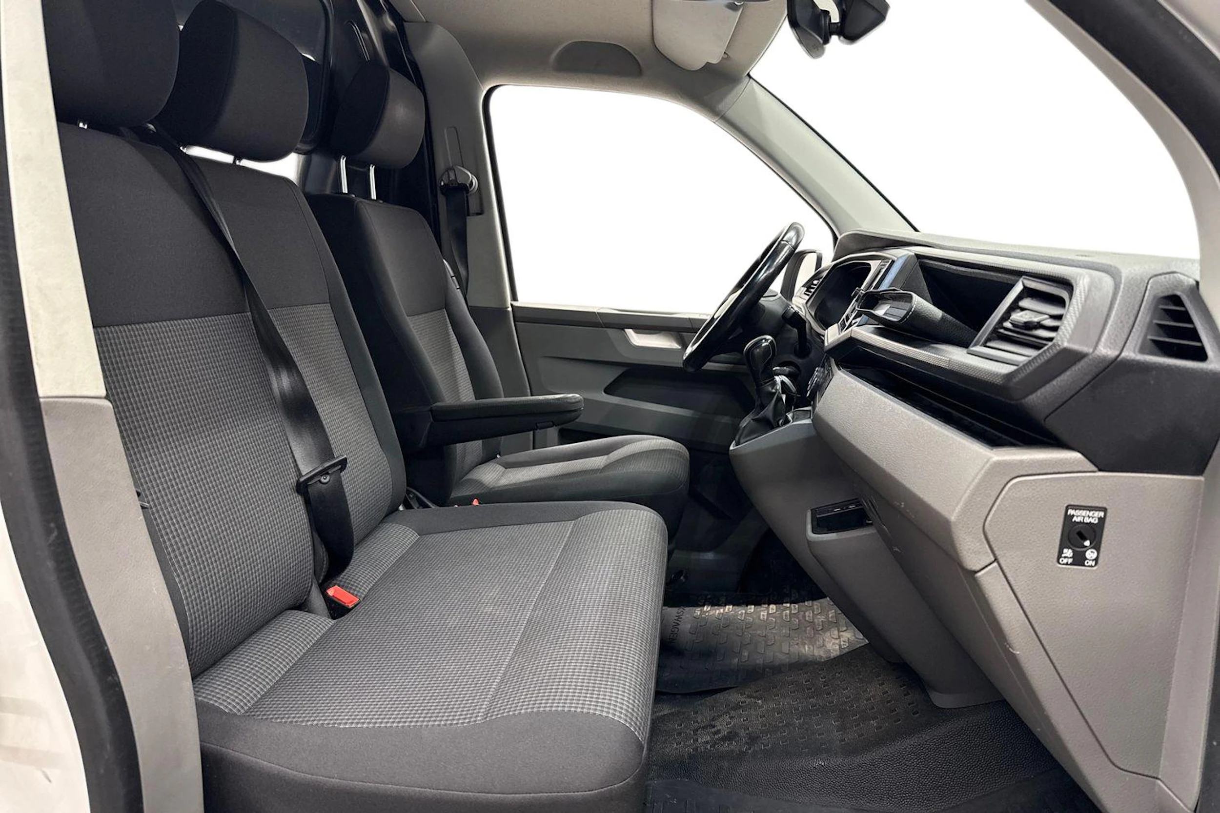 valkoinen Volkswagen Transporter 2022 kuva 11.