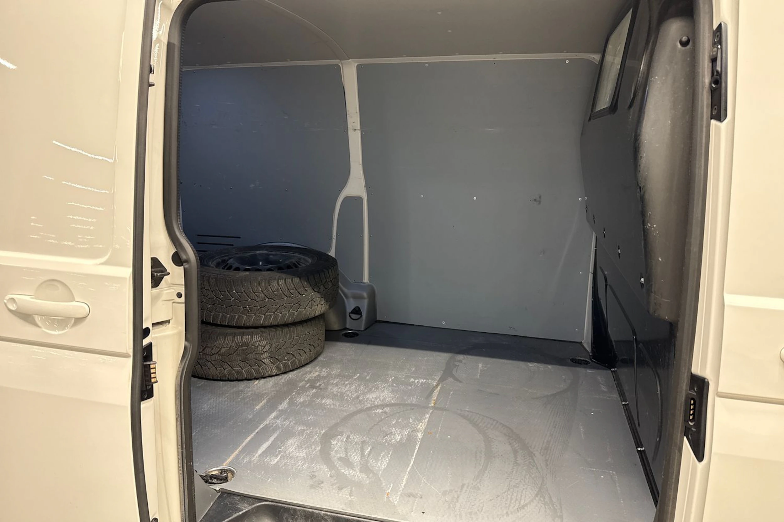 valkoinen Volkswagen Transporter 2022 kuva 13.