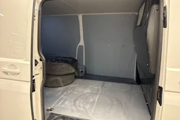 valkoinen Volkswagen Transporter 2022 kuva 13.