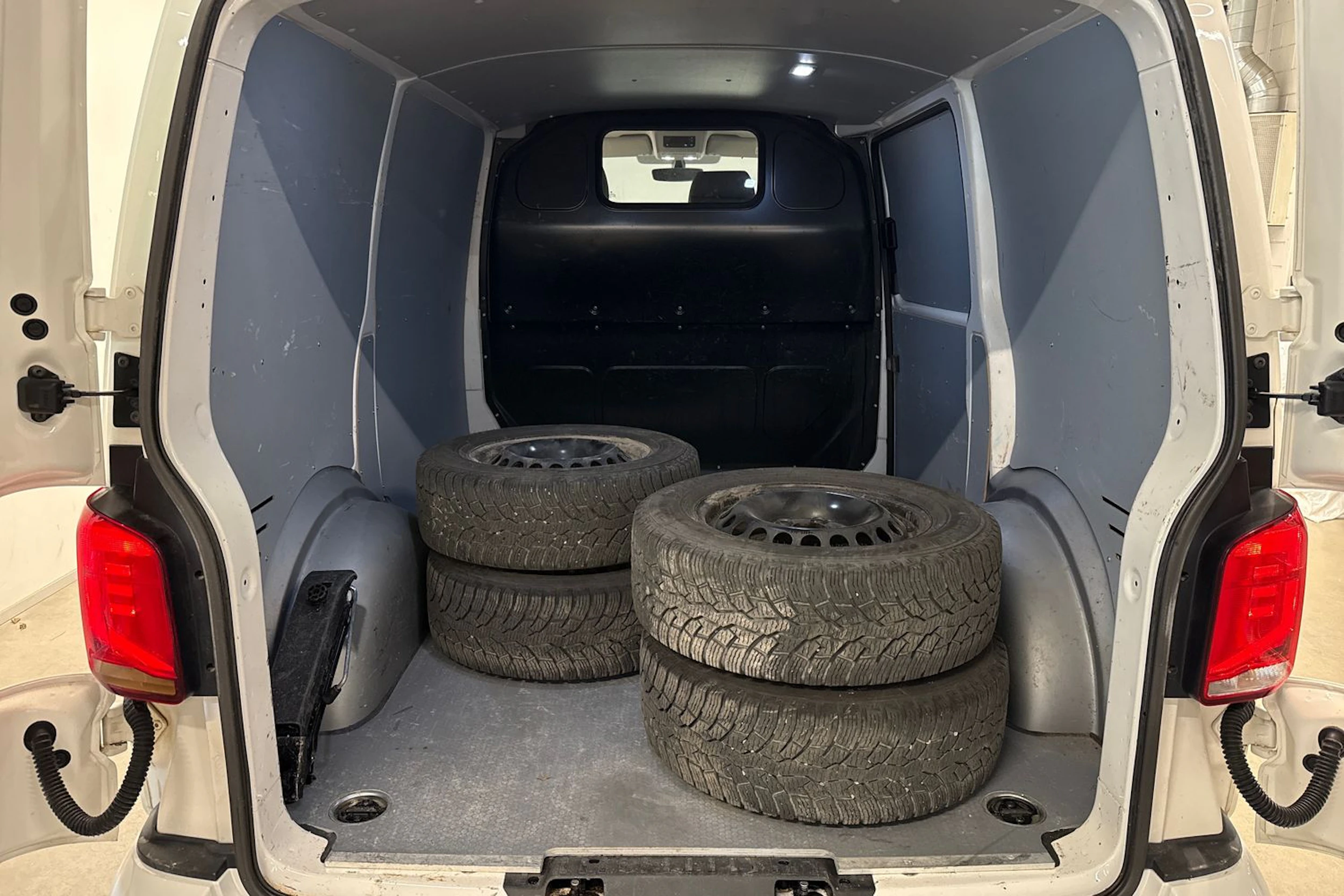 valkoinen Volkswagen Transporter 2022 kuva 15.