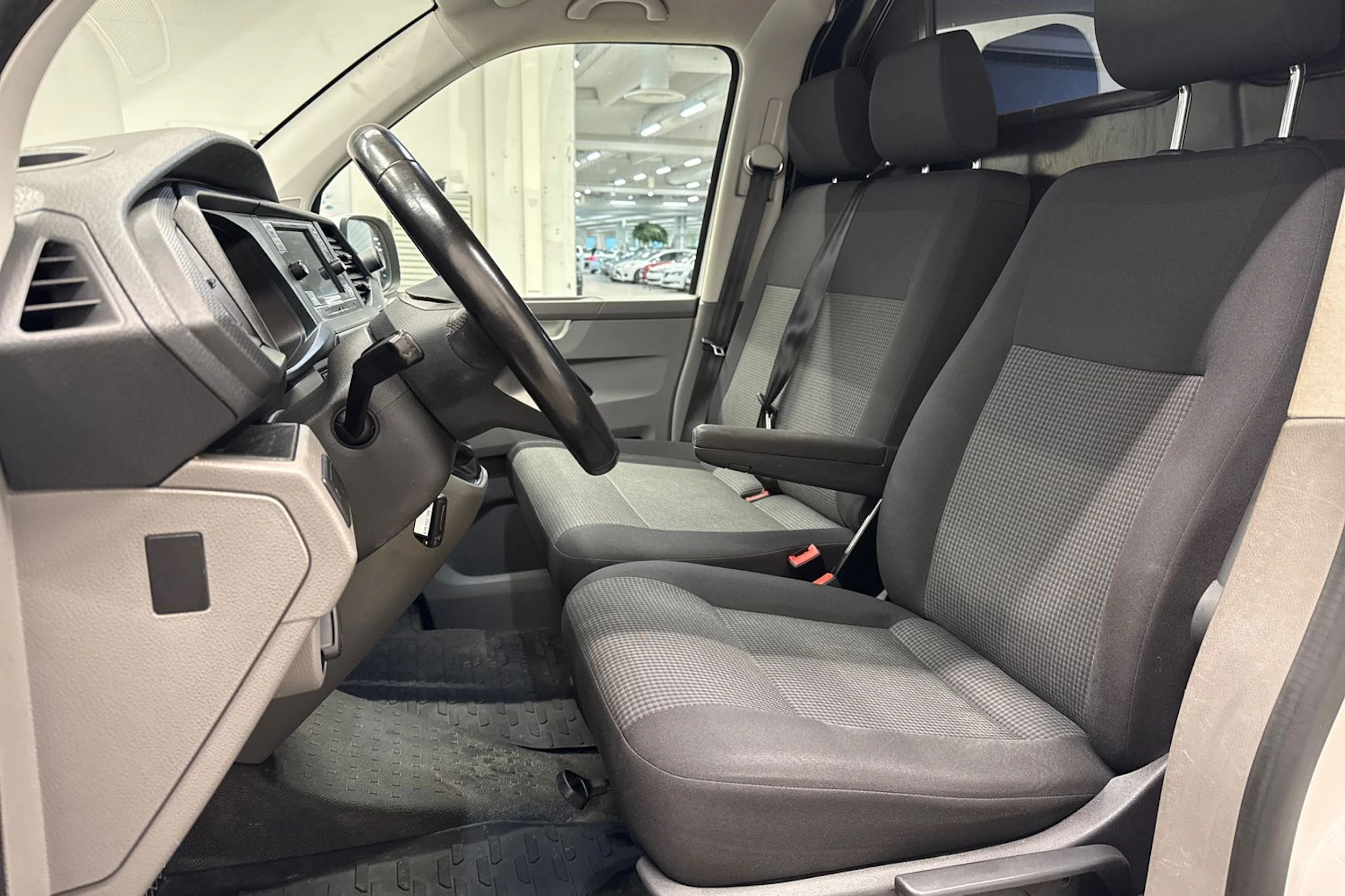 valkoinen Volkswagen Transporter 2022 kuva 16.
