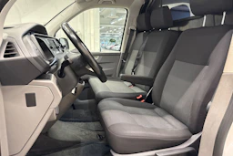 valkoinen Volkswagen Transporter 2022 kuva 16.