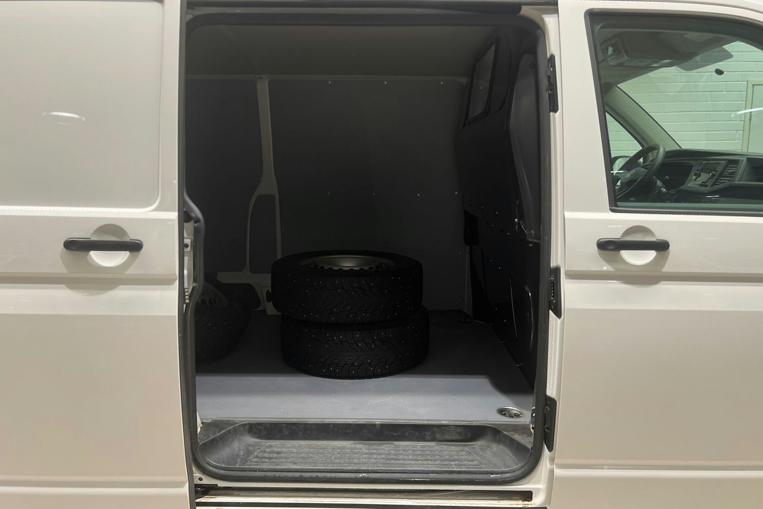 valkoinen Volkswagen Transporter 2022 kuva 15.