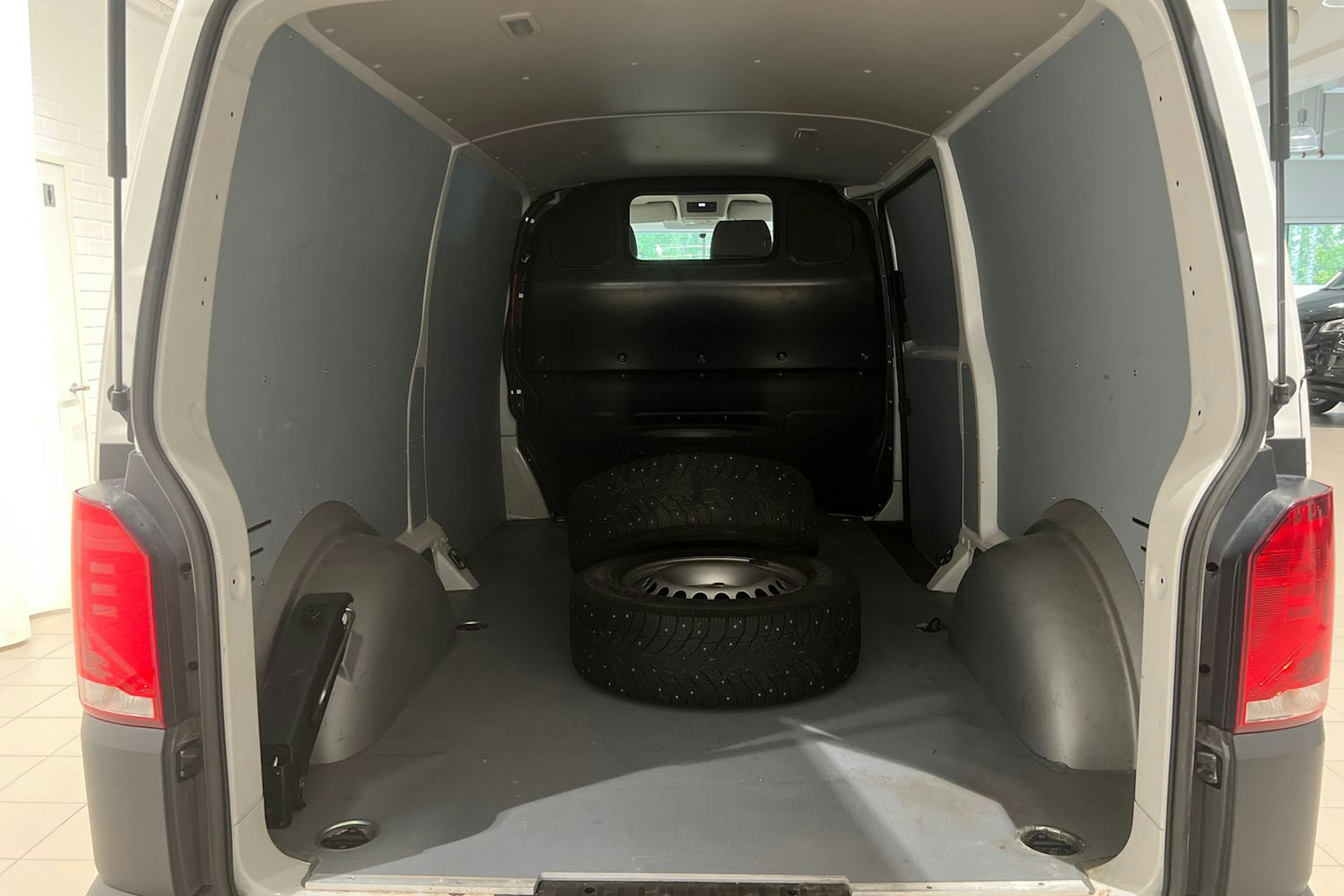 valkoinen Volkswagen Transporter 2022 kuva 16.