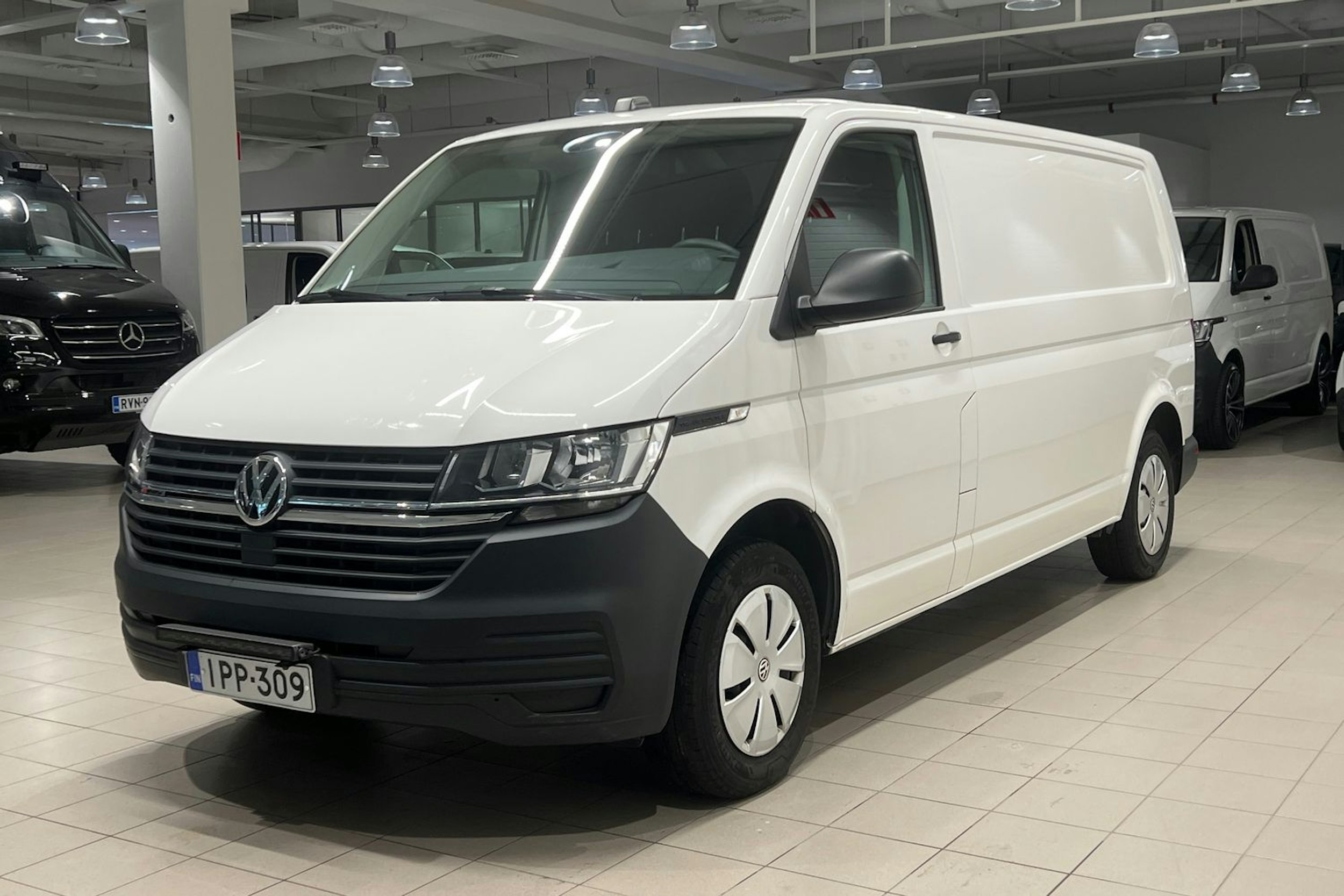 valkoinen Volkswagen Transporter 2022 kuva 19.