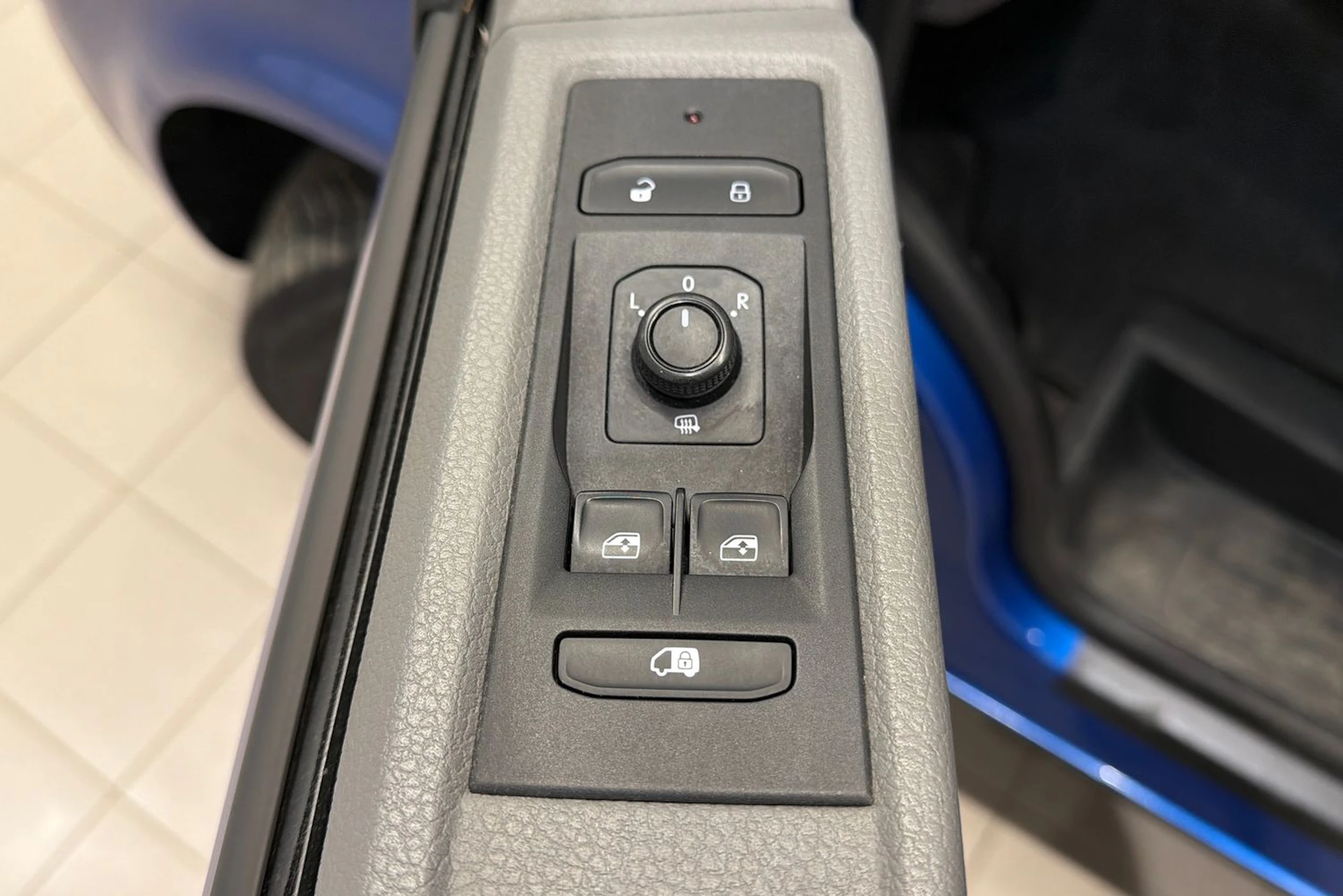 sininen Volkswagen Transporter 2022 kuva 15.