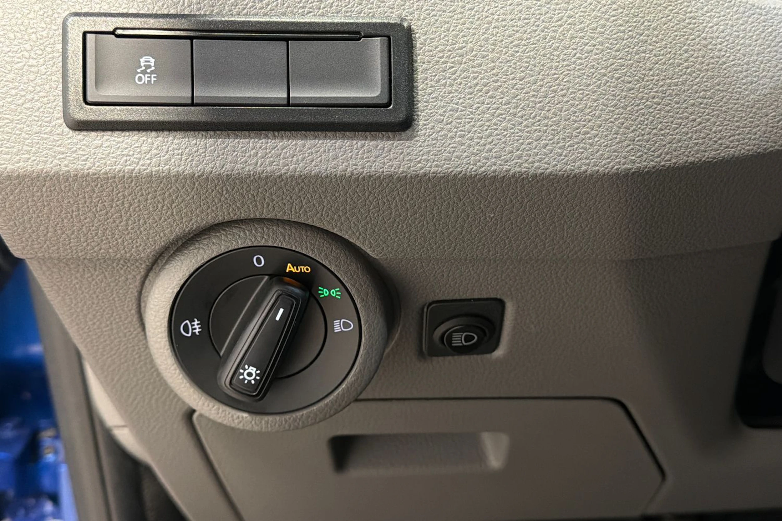 sininen Volkswagen Transporter 2022 kuva 16.