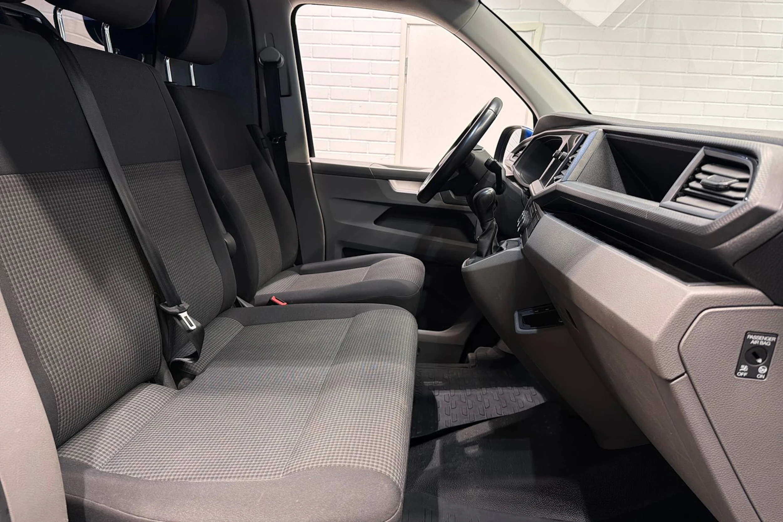 sininen Volkswagen Transporter 2022 kuva 26.
