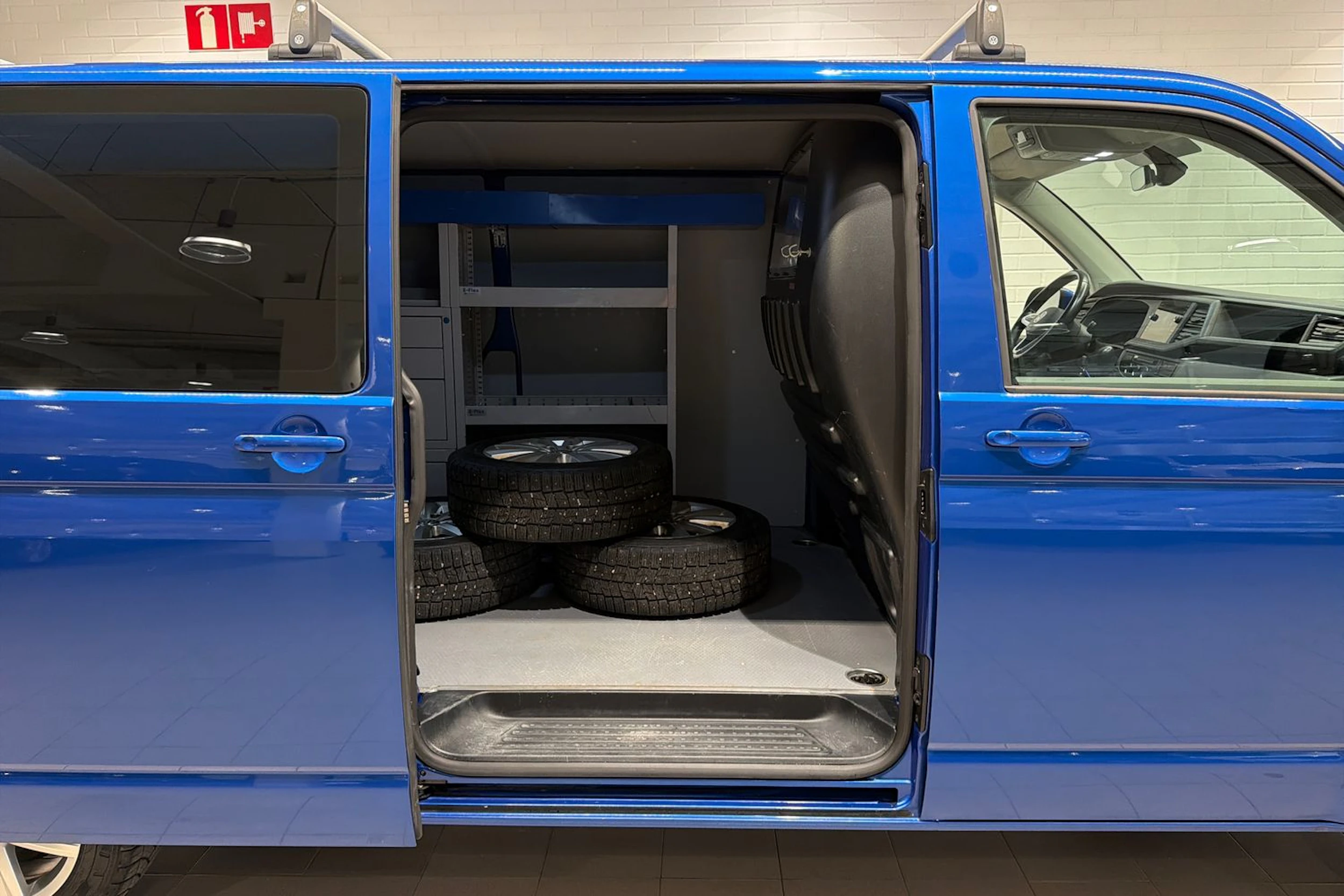 sininen Volkswagen Transporter 2022 kuva 27.