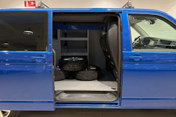 sininen Volkswagen Transporter 2022 kuva 27.