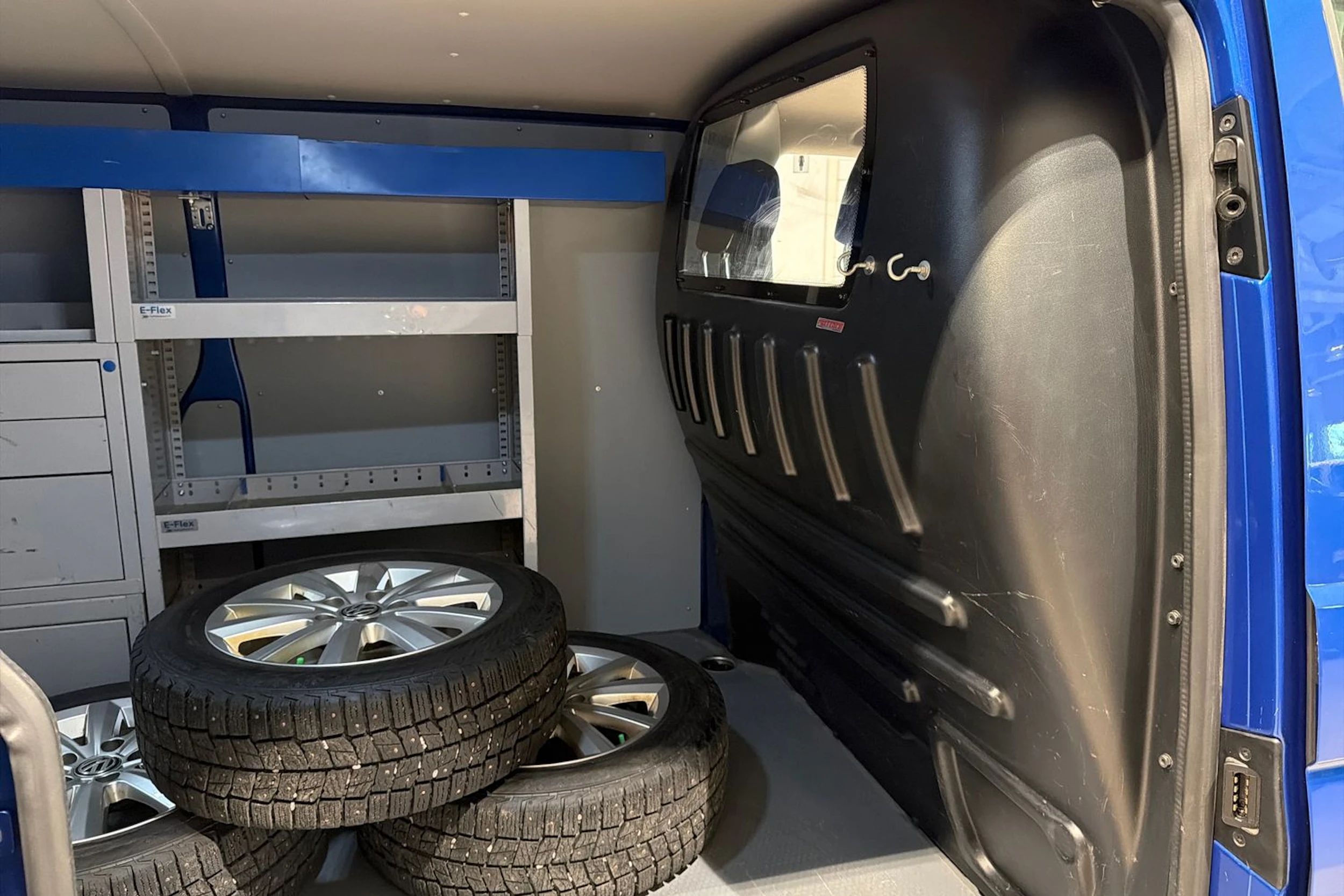 sininen Volkswagen Transporter 2022 kuva 28.