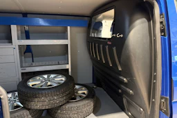 sininen Volkswagen Transporter 2022 kuva 28.