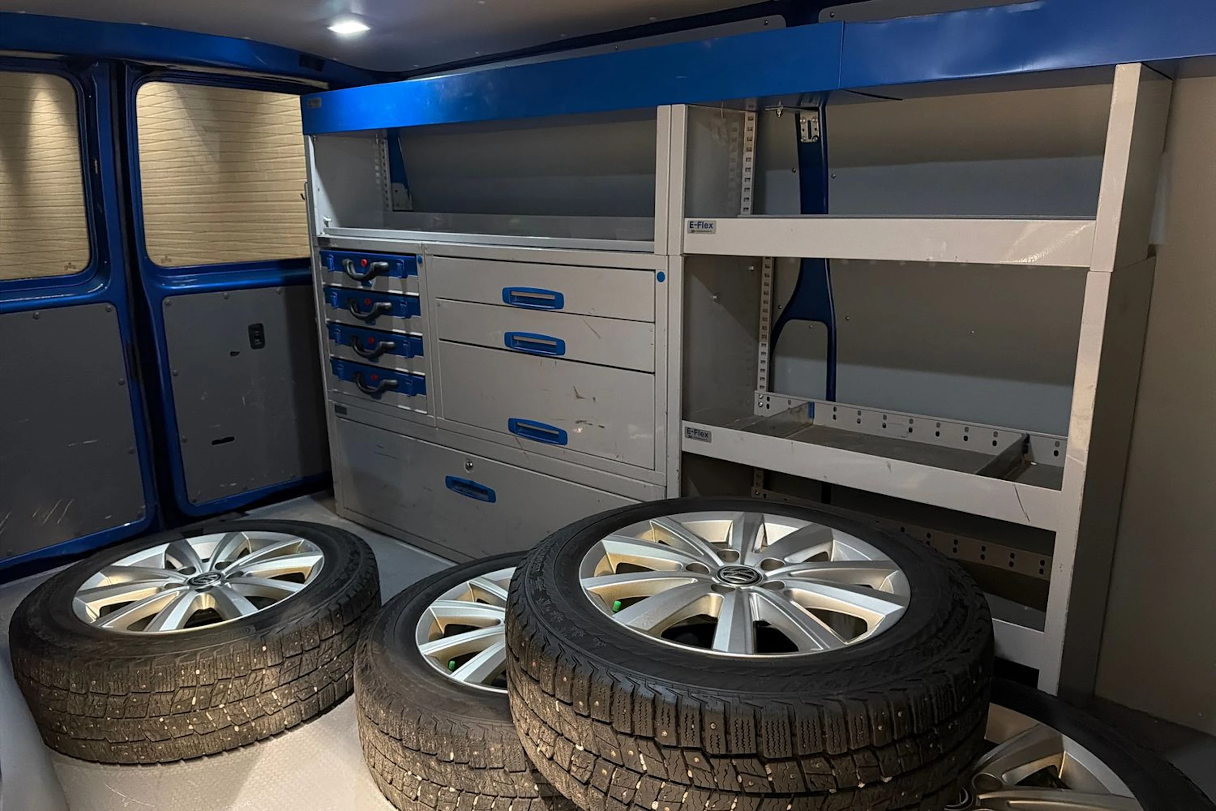 sininen Volkswagen Transporter 2022 kuva 29.