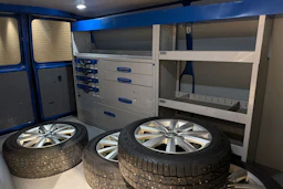 sininen Volkswagen Transporter 2022 kuva 29.