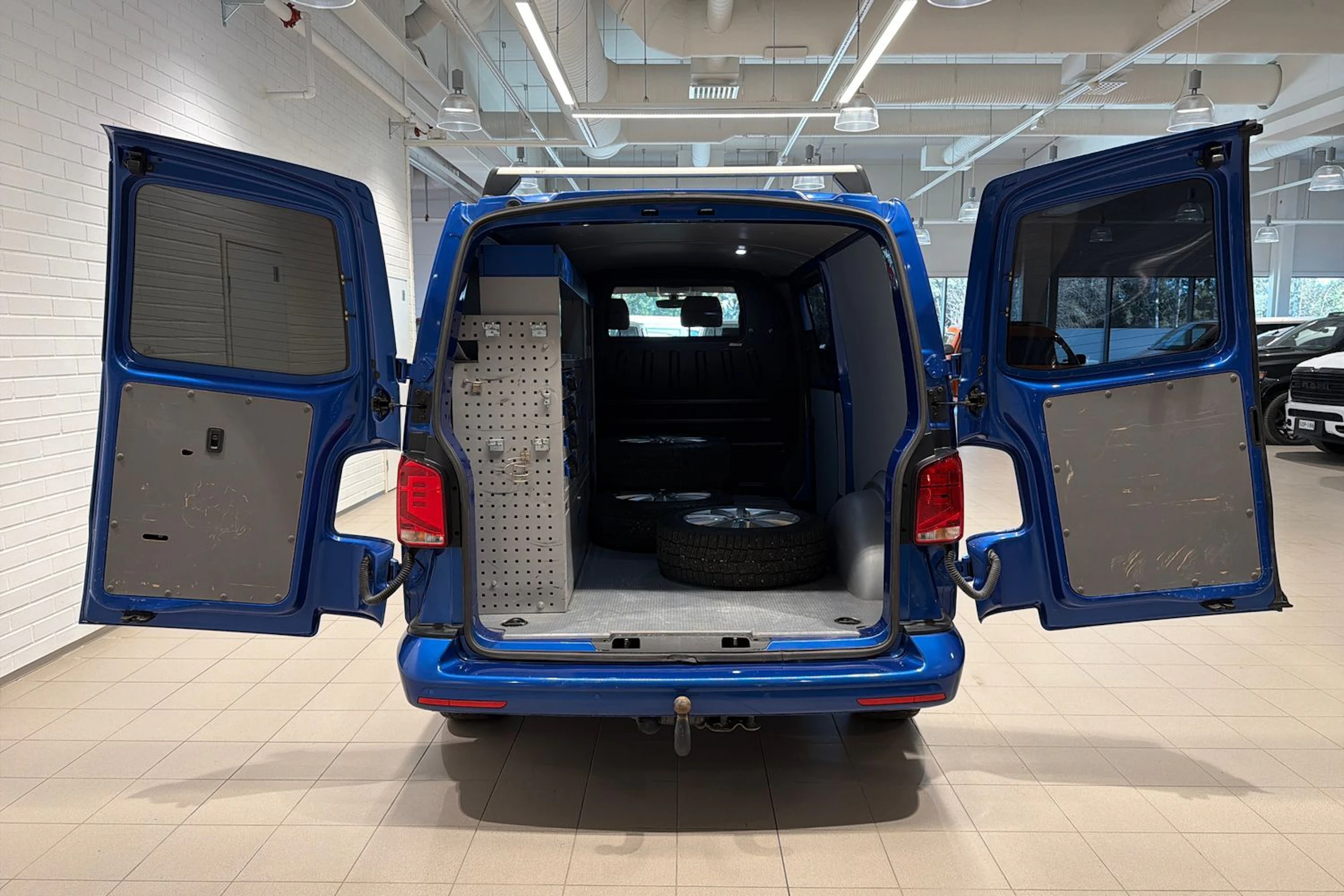 sininen Volkswagen Transporter 2022 kuva 32.
