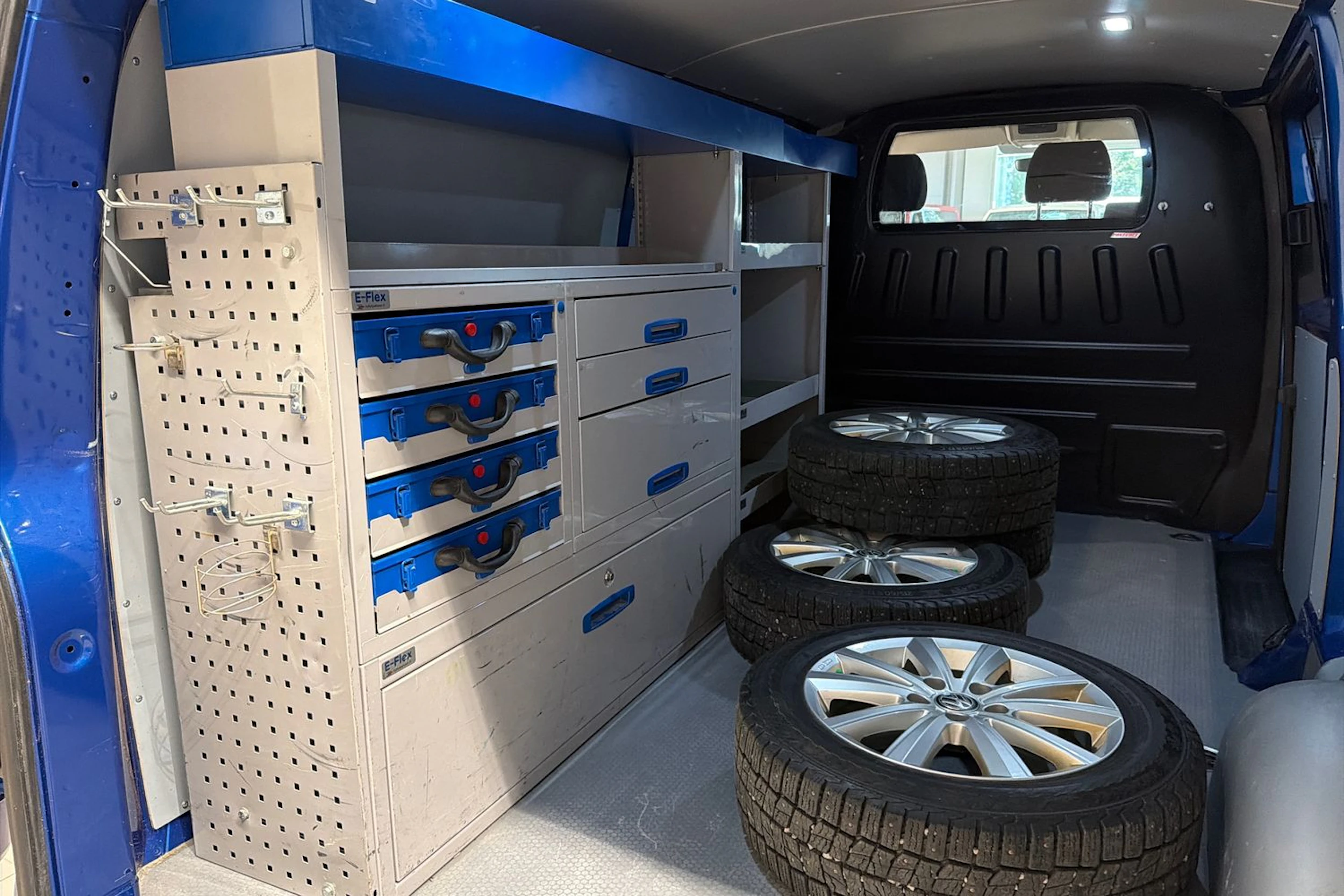 sininen Volkswagen Transporter 2022 kuva 33.