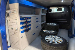 sininen Volkswagen Transporter 2022 kuva 33.