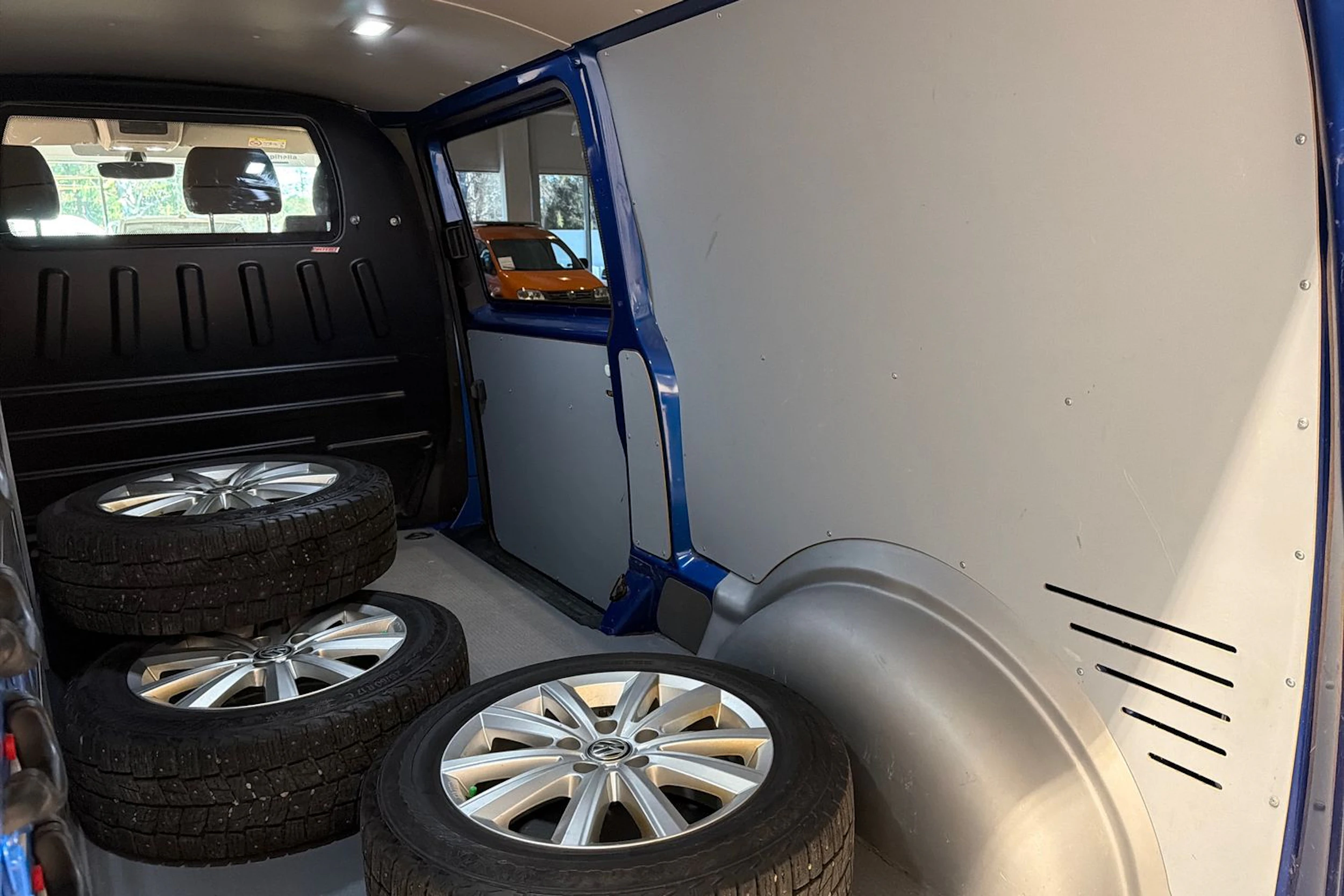 sininen Volkswagen Transporter 2022 kuva 34.