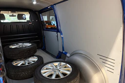 sininen Volkswagen Transporter 2022 kuva 34.