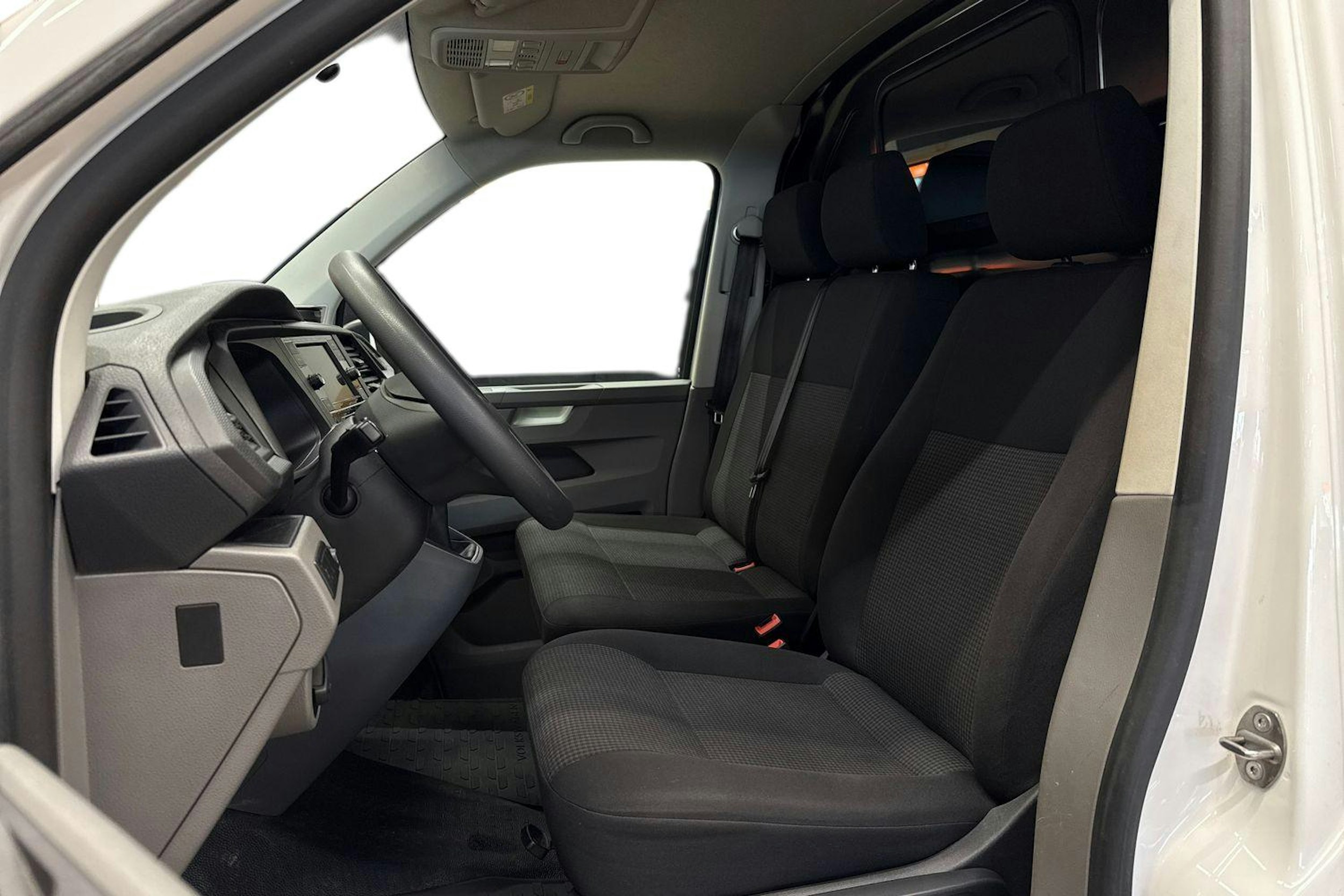 valkoinen Volkswagen Transporter 2022 kuva 6.