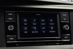 valkoinen Volkswagen Transporter 2022 kuva 16.